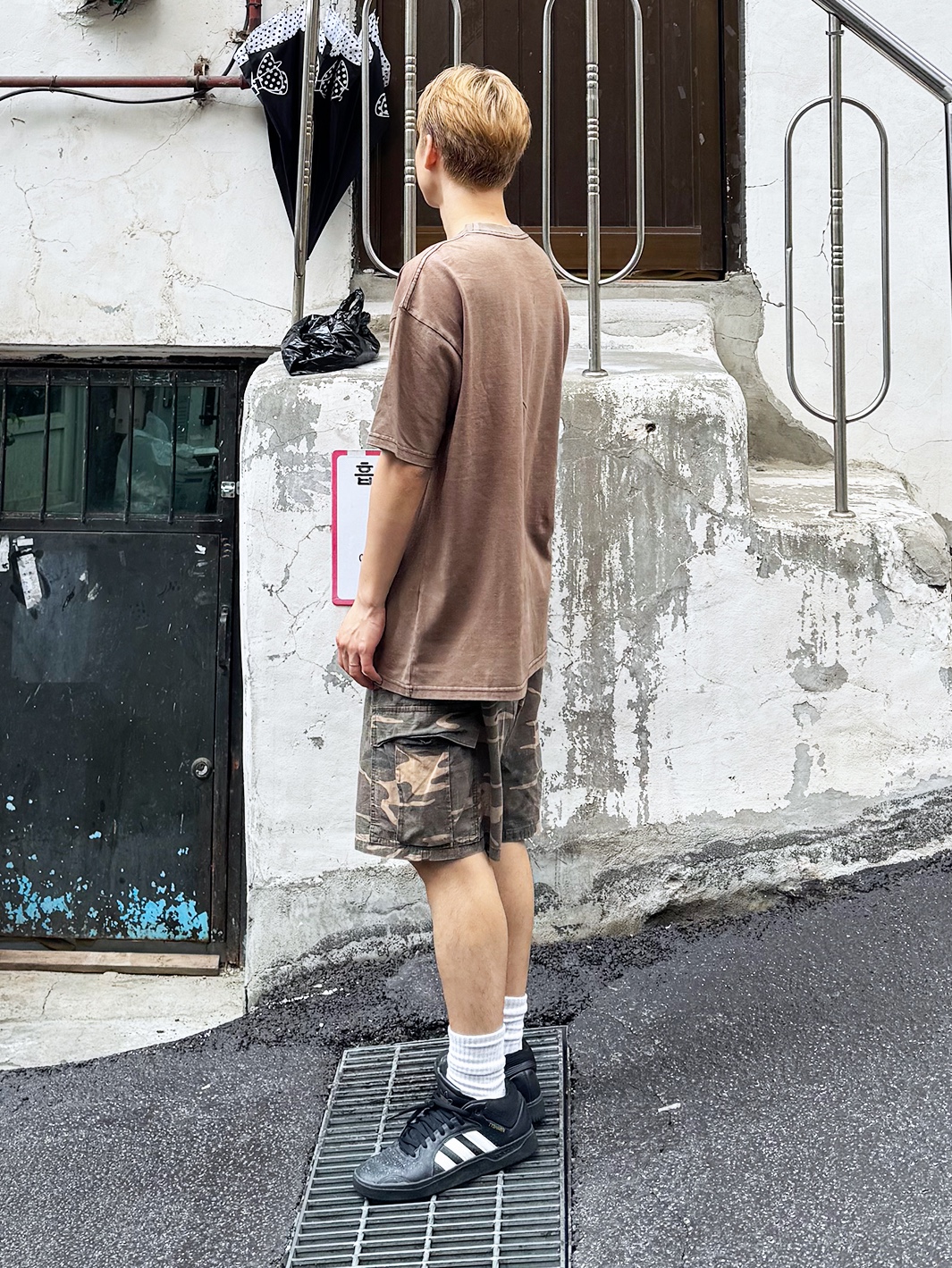 QT8 GARMENTS Bear Champ AQ Washed Tee Brown, QT8 GARMENTS BN Camo Ripstop Cargo Shorts Khaki 착용 스타일 - 3