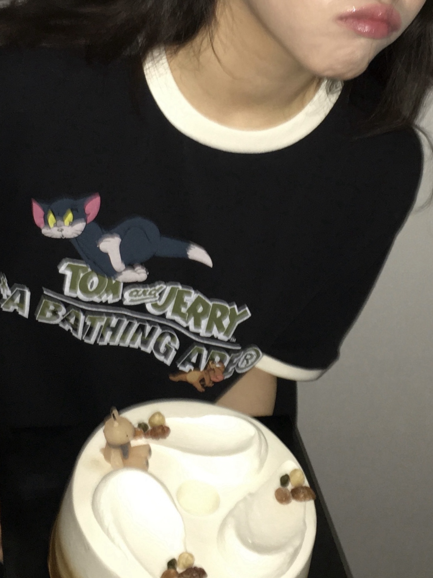 BAPE x Tom & Jerry 85th Anniversary Ringer T-Shirt Black, Needles x LHP H.D. Track Pants Poly Smooth Wide Olive 착용 스타일 - 2