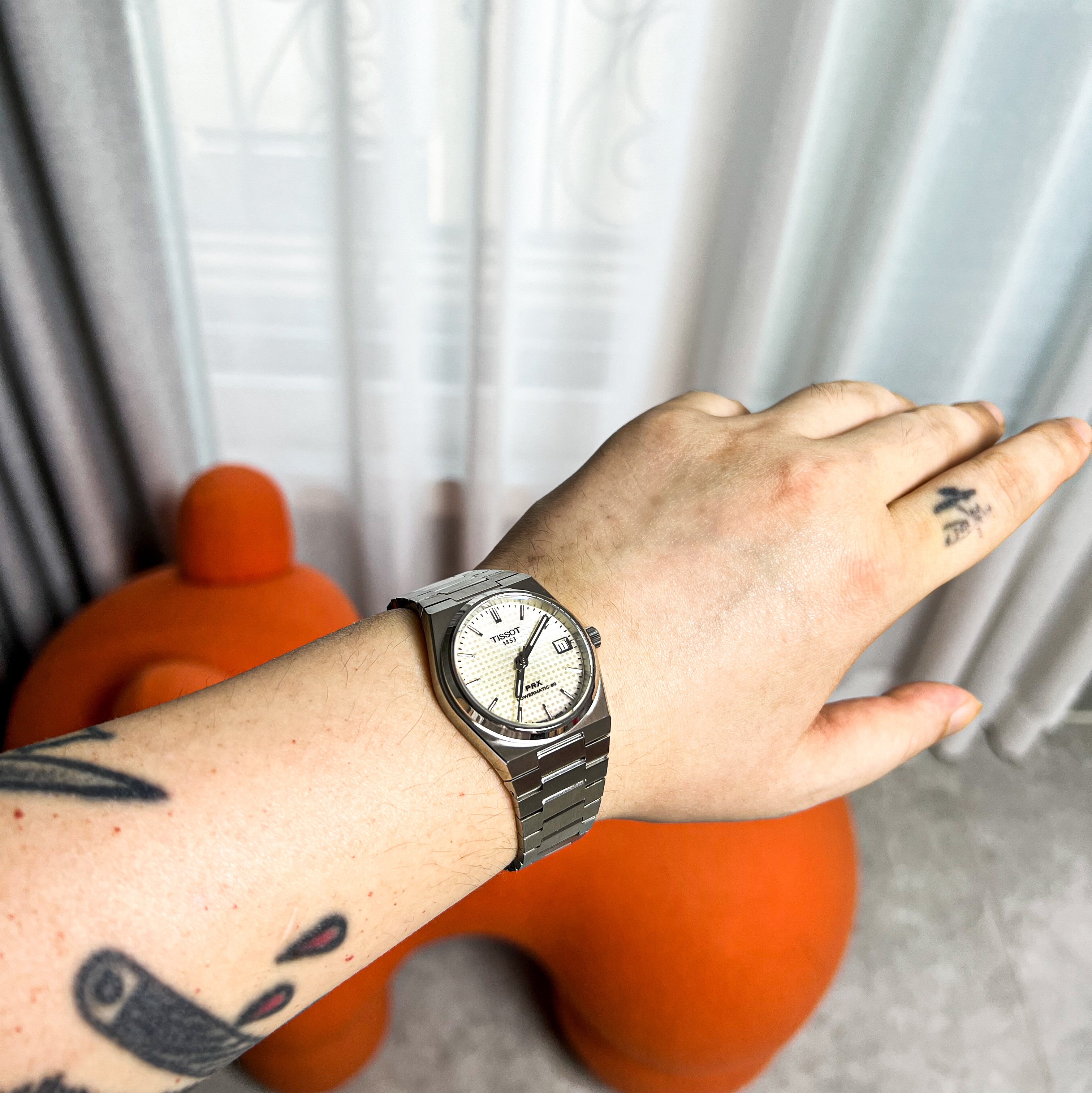 Tissot PRX Powermatic 80 35mm Steel Mother of Pearl, Chanel J12 Watch Caliber 12.1 38mm White Diamond Indicators 착용 스타일 - 2