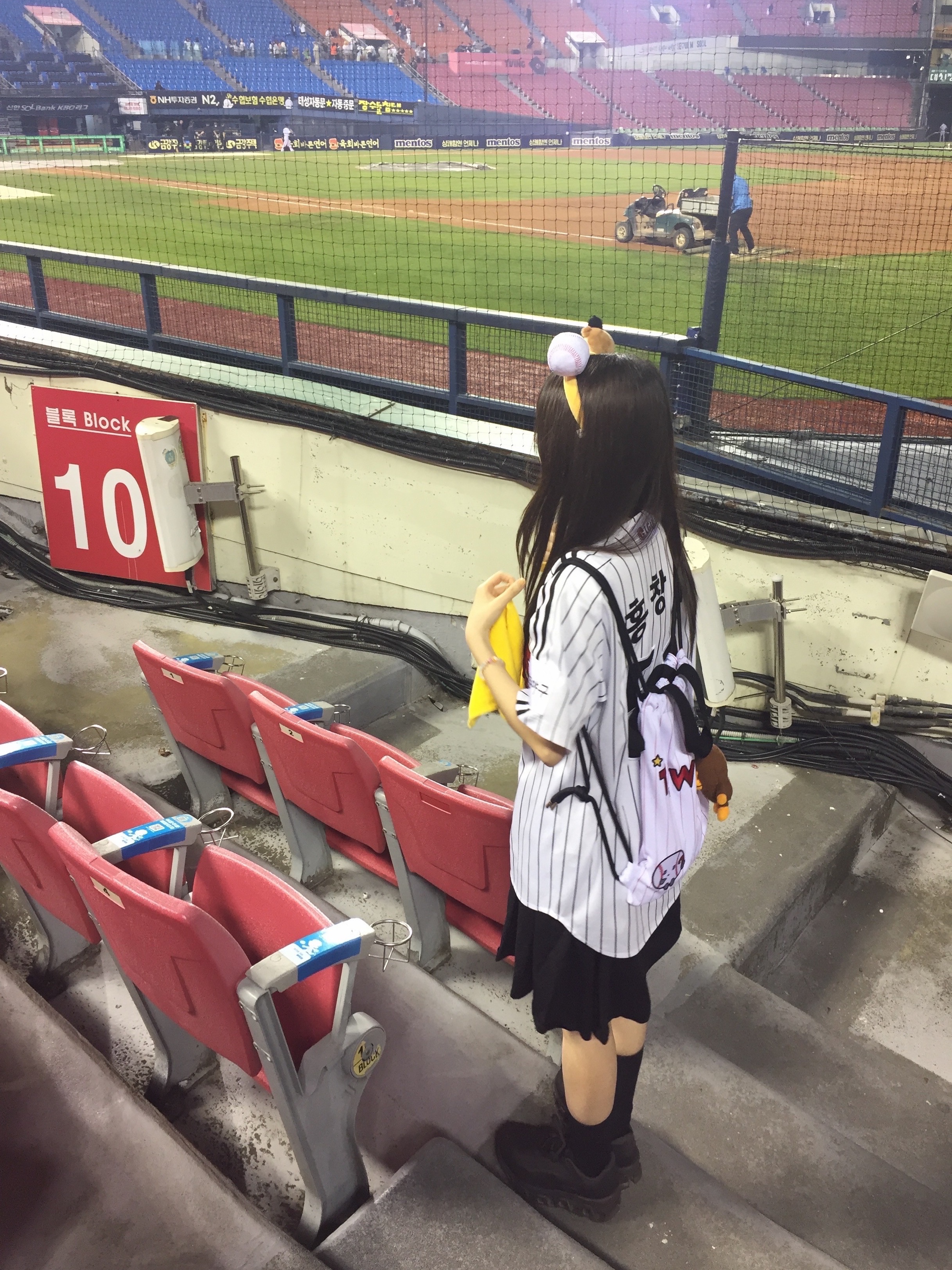 LG Twins x Gosimperson Gym Sack White, On Running x Post Archive Faction (Paf) Cloudmonster 2 Thorn Brown 착용 스타일 - 1