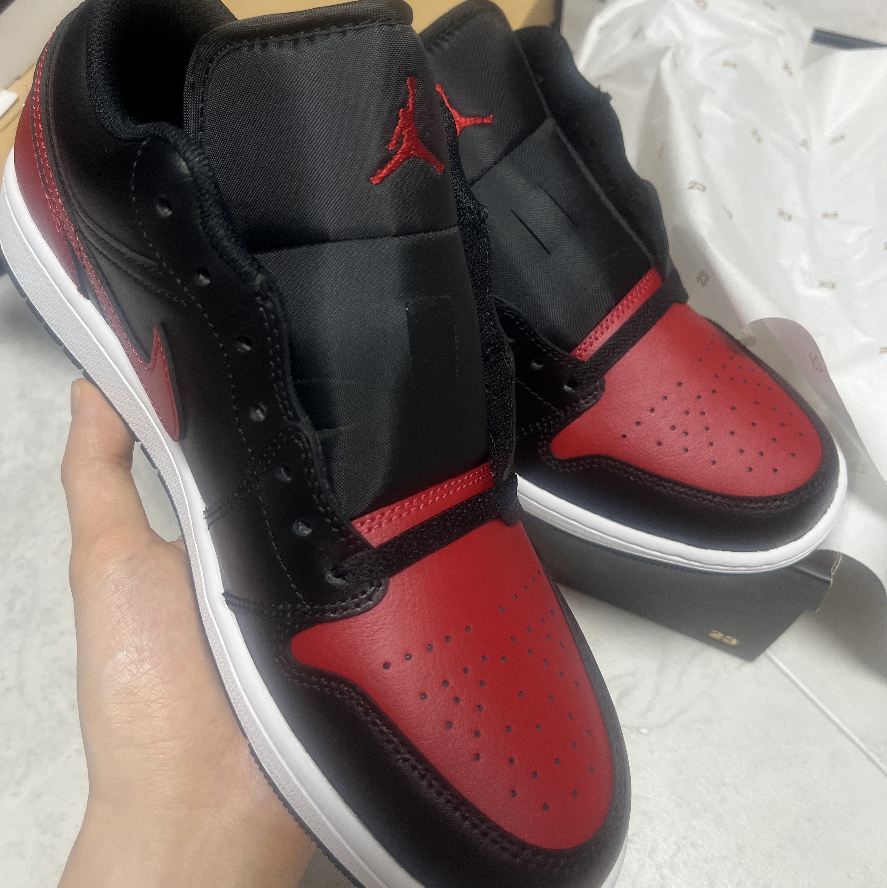 Jordan 1 Low Black Varsity Red 착용 스타일