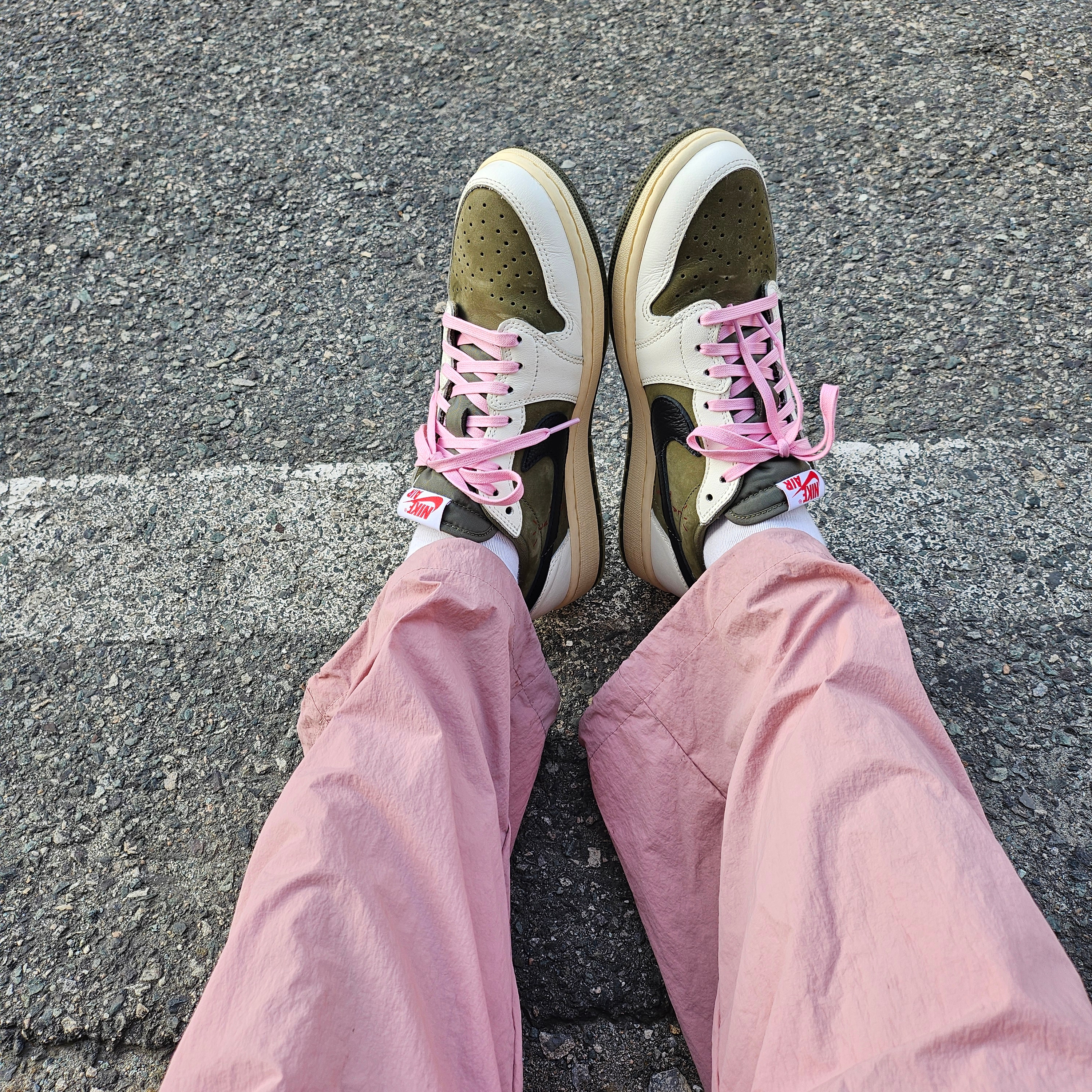 Jordan 1 x Travis Scott Retro Low OG SP Reverse Olive, Stussy 8 Ball Pigment Dyed T-Shirt Black - 22SS 착용 스타일 - 3