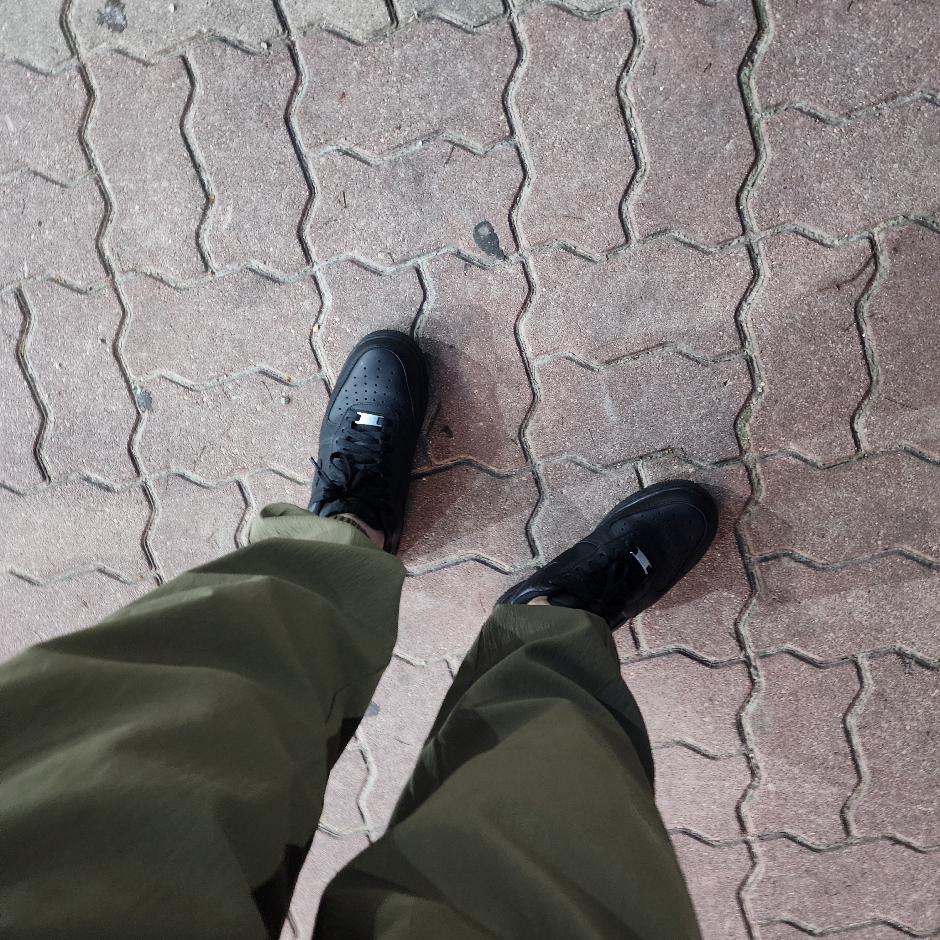 Nike Air Force 1 '07 Low Triple Black 착용 스타일