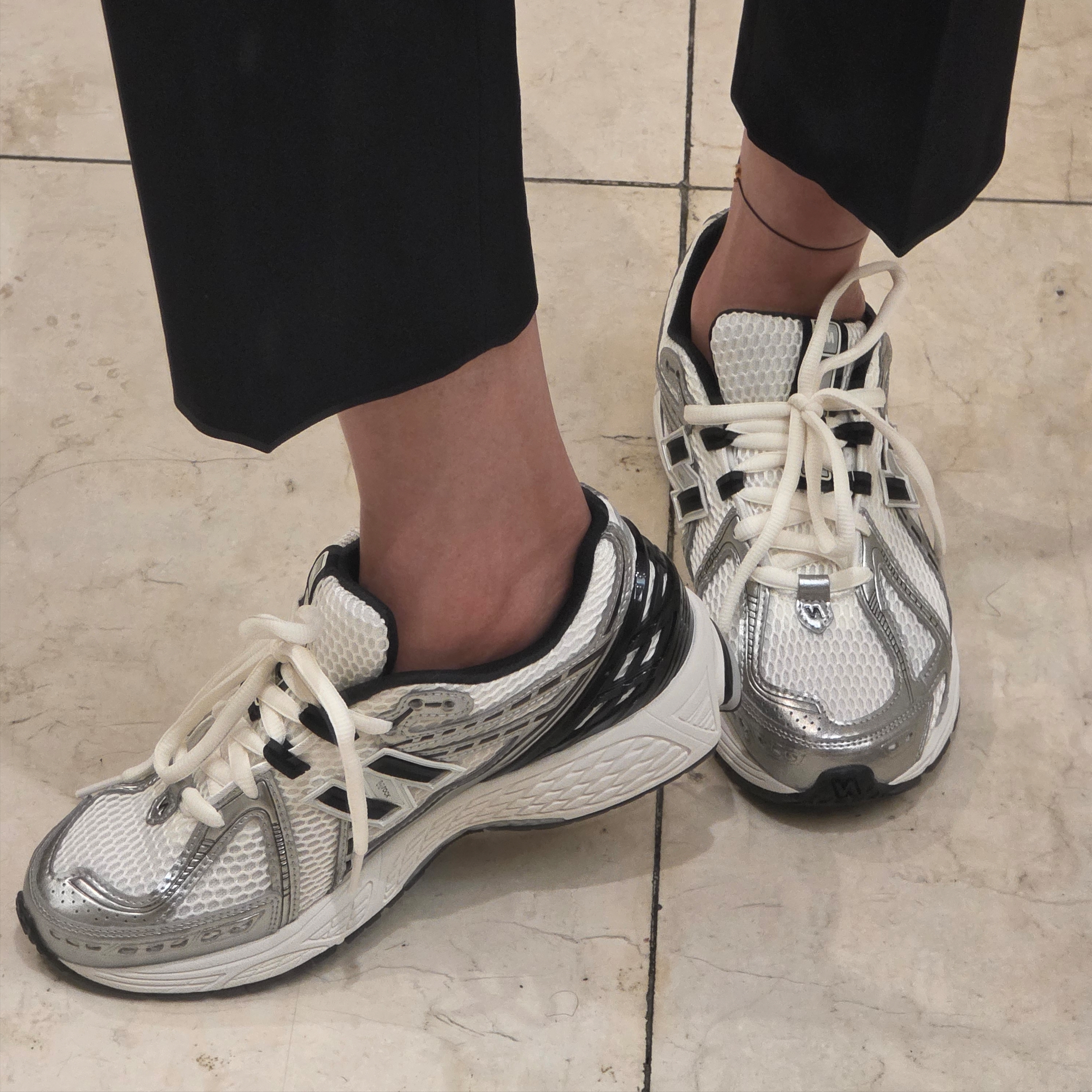 New Balance 1906R Silver Metallic Black 착용 스타일 - 3