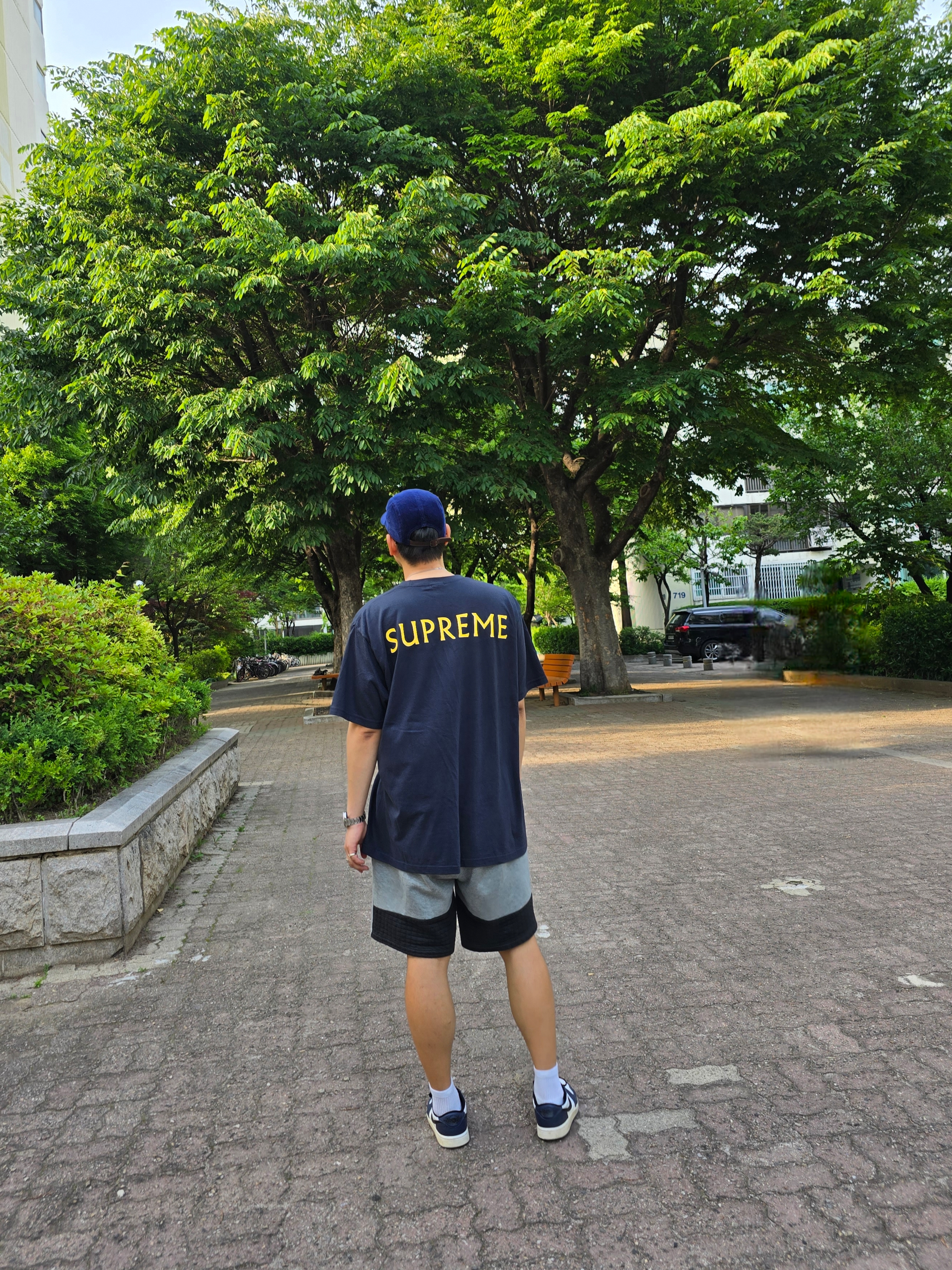 Jordan 1 Low Golf Midnight Navy, Supreme x Damien Hirst T-Shirt Navy - 25SS 착용 스타일 - 1