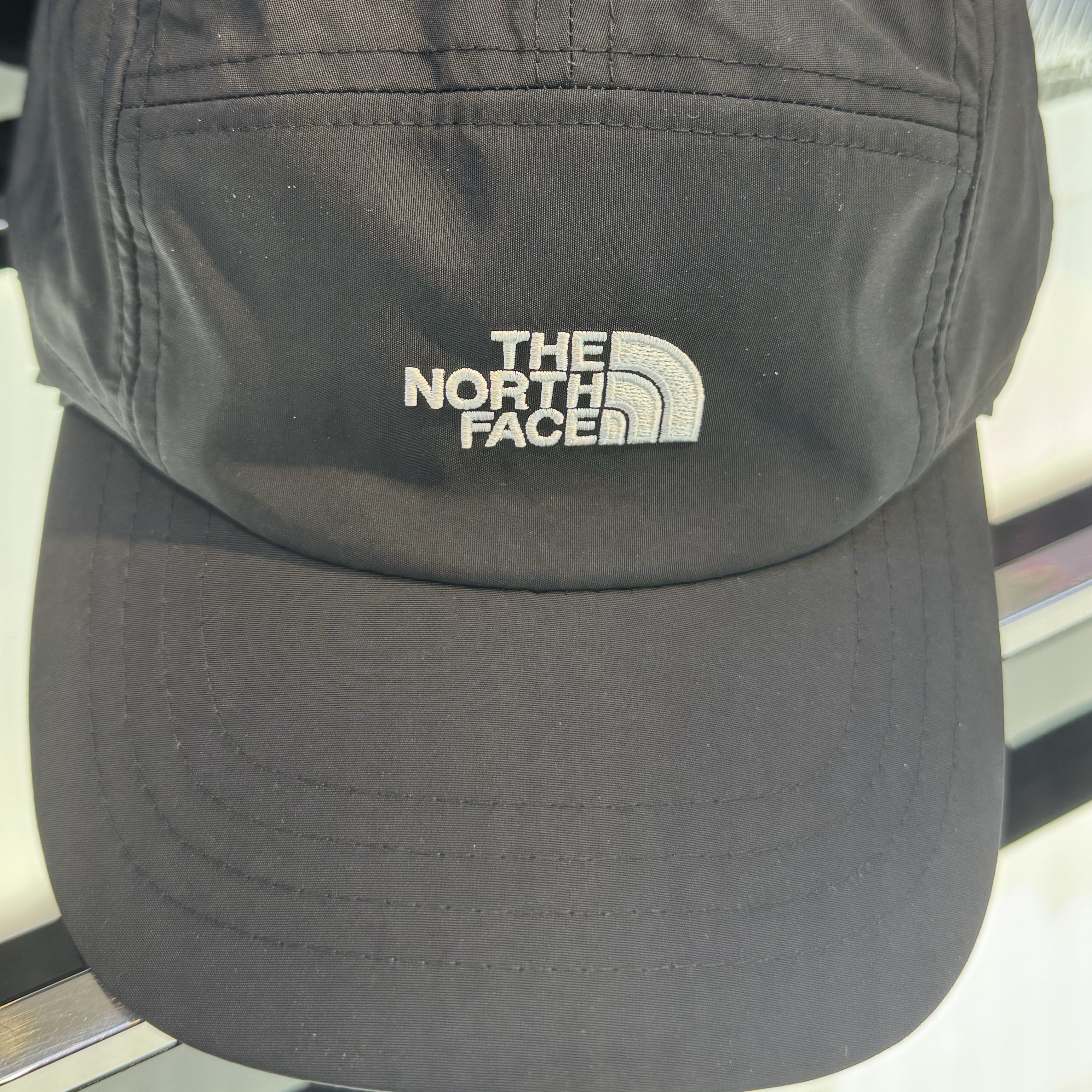 The North Face Eco Light Shield Cap Black 착용 스타일