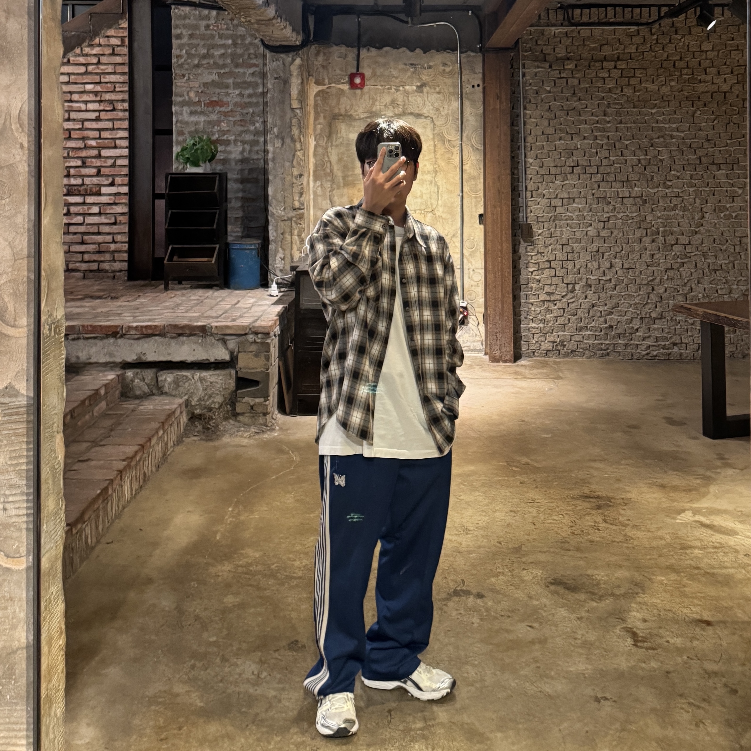 Needles Track Pants Poly Smooth Royal 착용 스타일