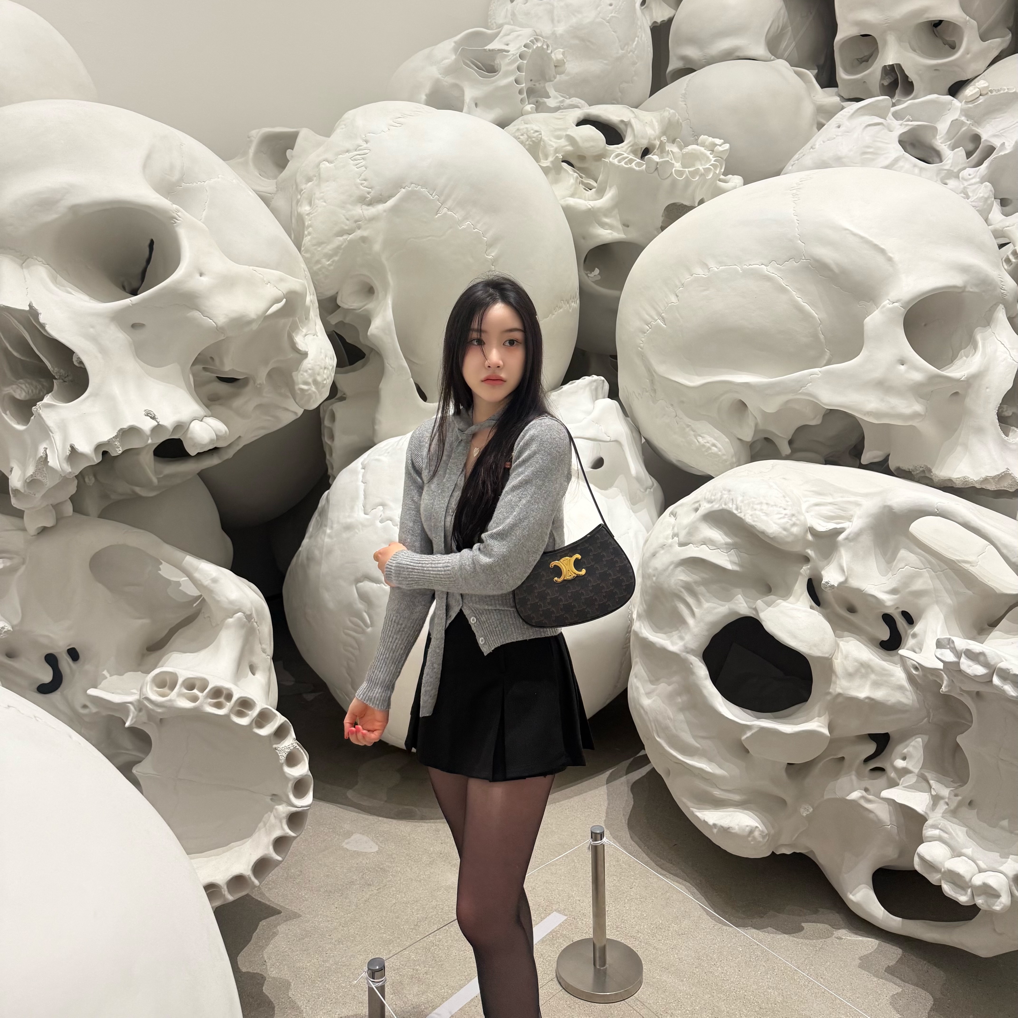 Celine Mini Ava in Triomphe Canvas and Calfskin Tan, Celine Medium Ava Chain in Smooth Calfskin Black 착용 스타일 - 5