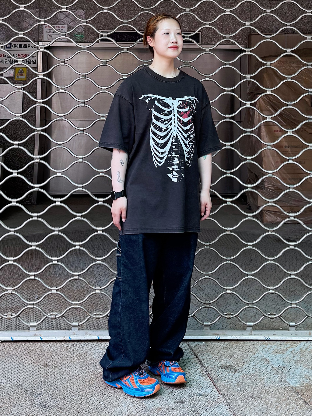 QT8 GARMENTS Bones AQ Washed Tee Black, QT8 GARMENTS Raw Denim Carpenter Pants Deep Blue 착용 스타일 - 2