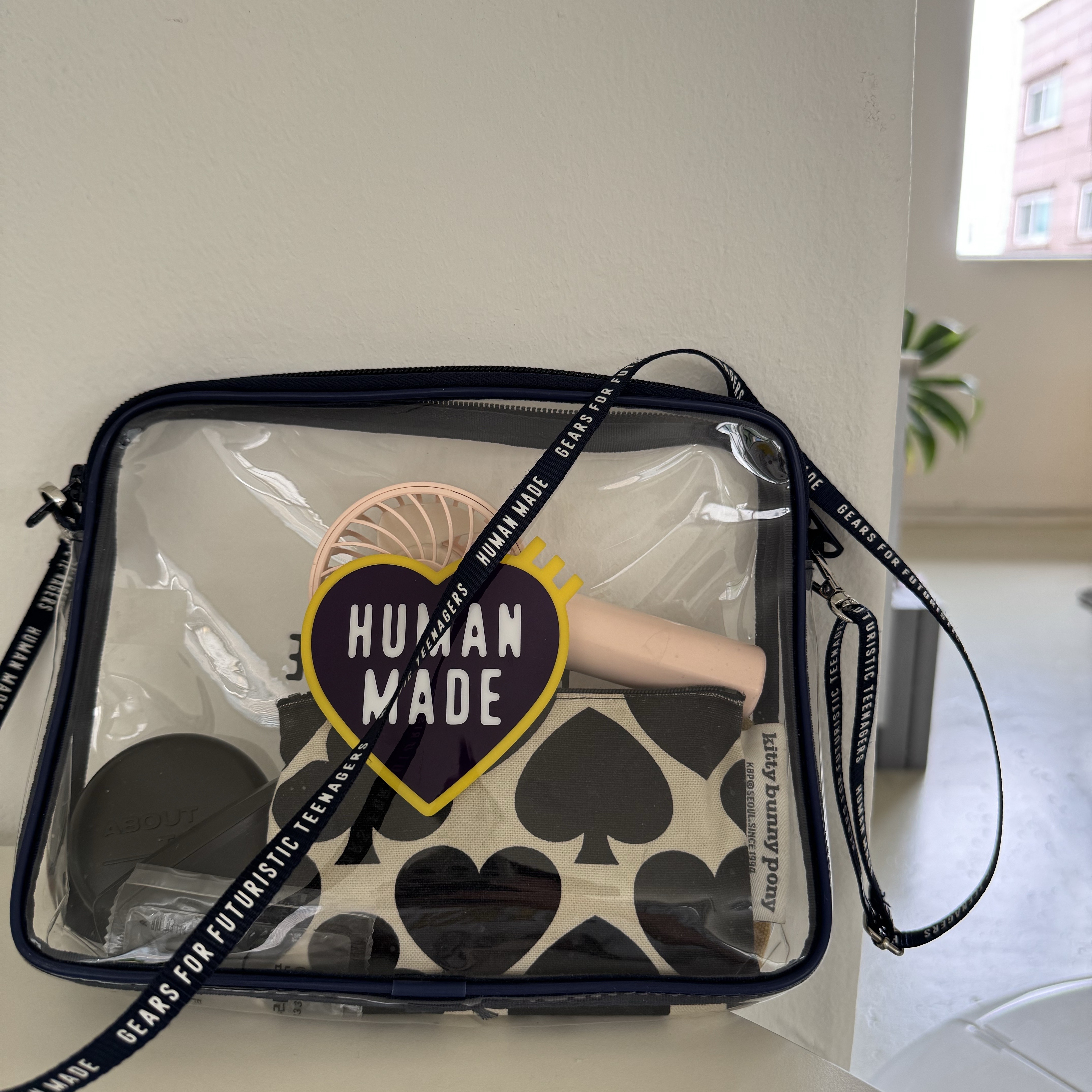 Human Made PVC Pouch Large Navy 착용 스타일