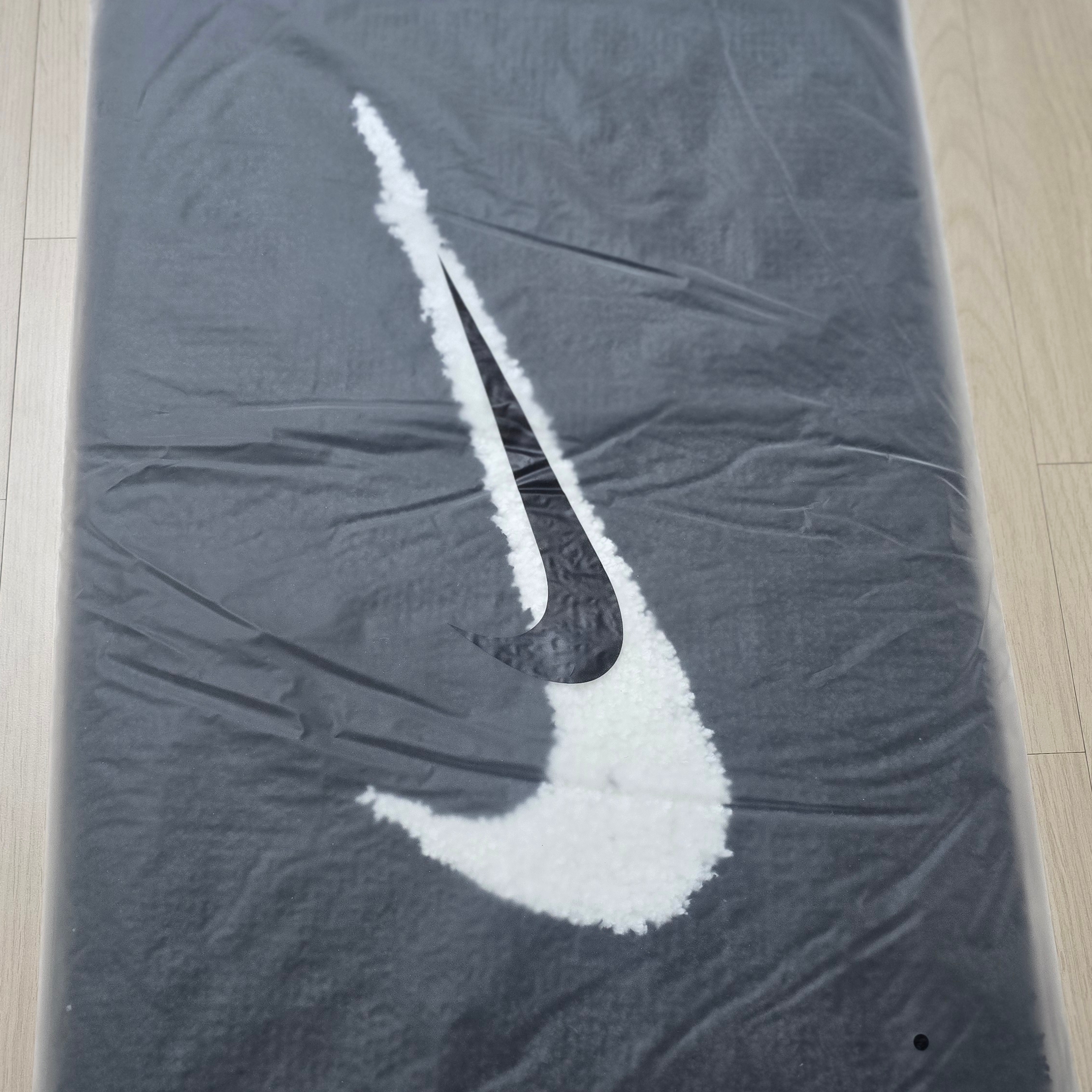 Nike Swoosh Rug Black White 착용 스타일 - 2
