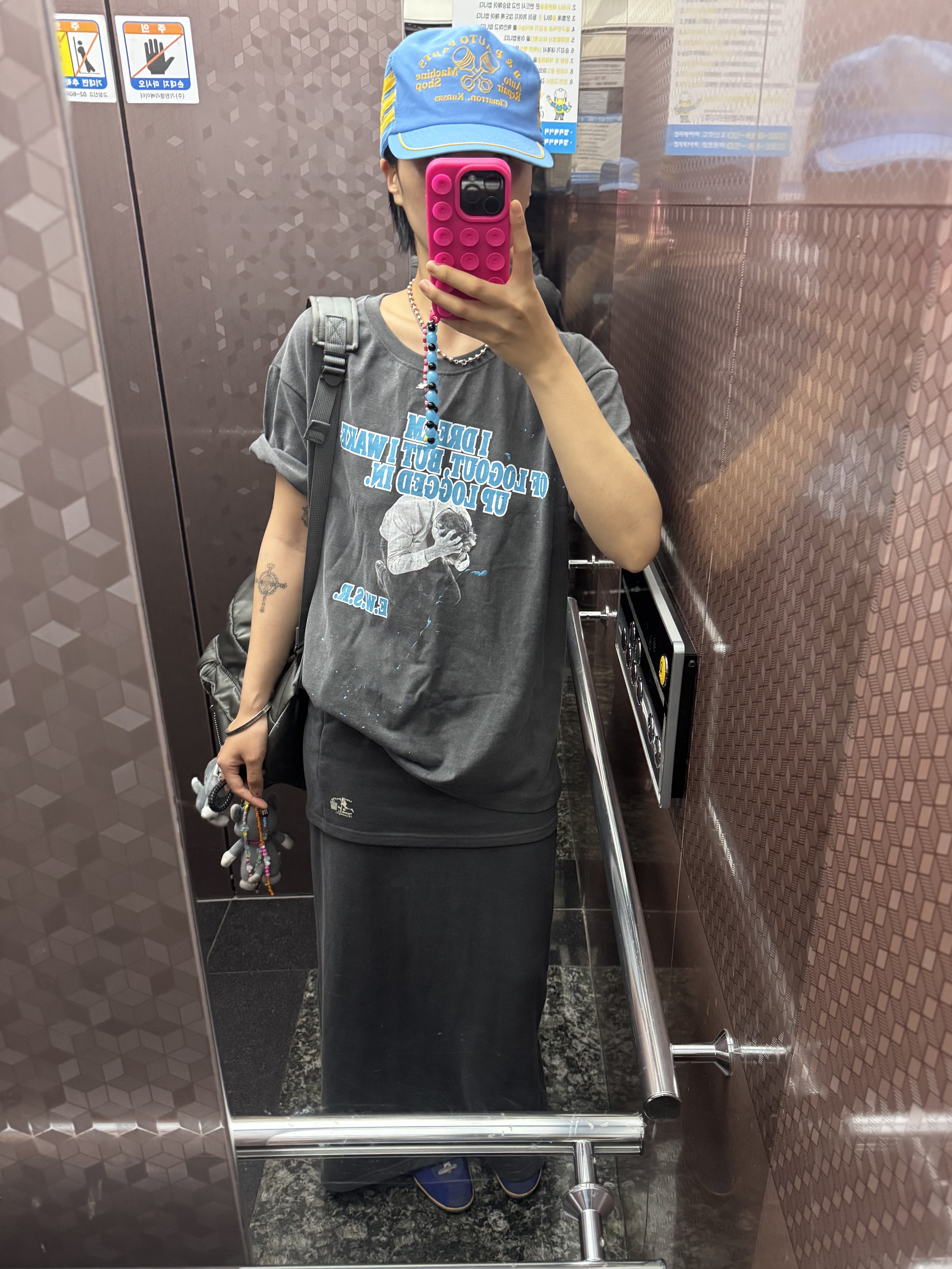 Kasual Manual Logged in T-shirt 착용 스타일