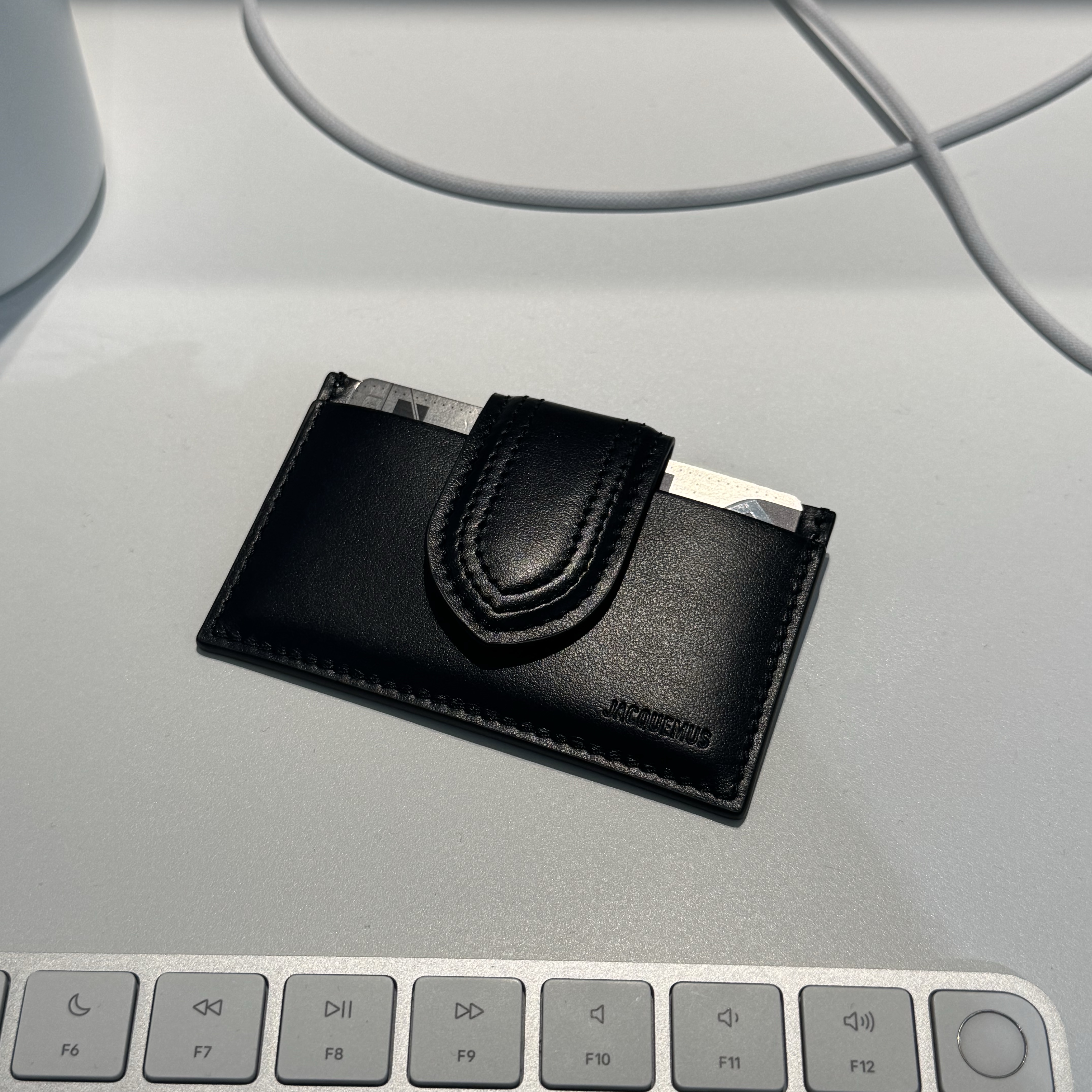 Jacquemus Le Porte Carte Bambino Flap Coin Purse Black 착용 스타일 - 1