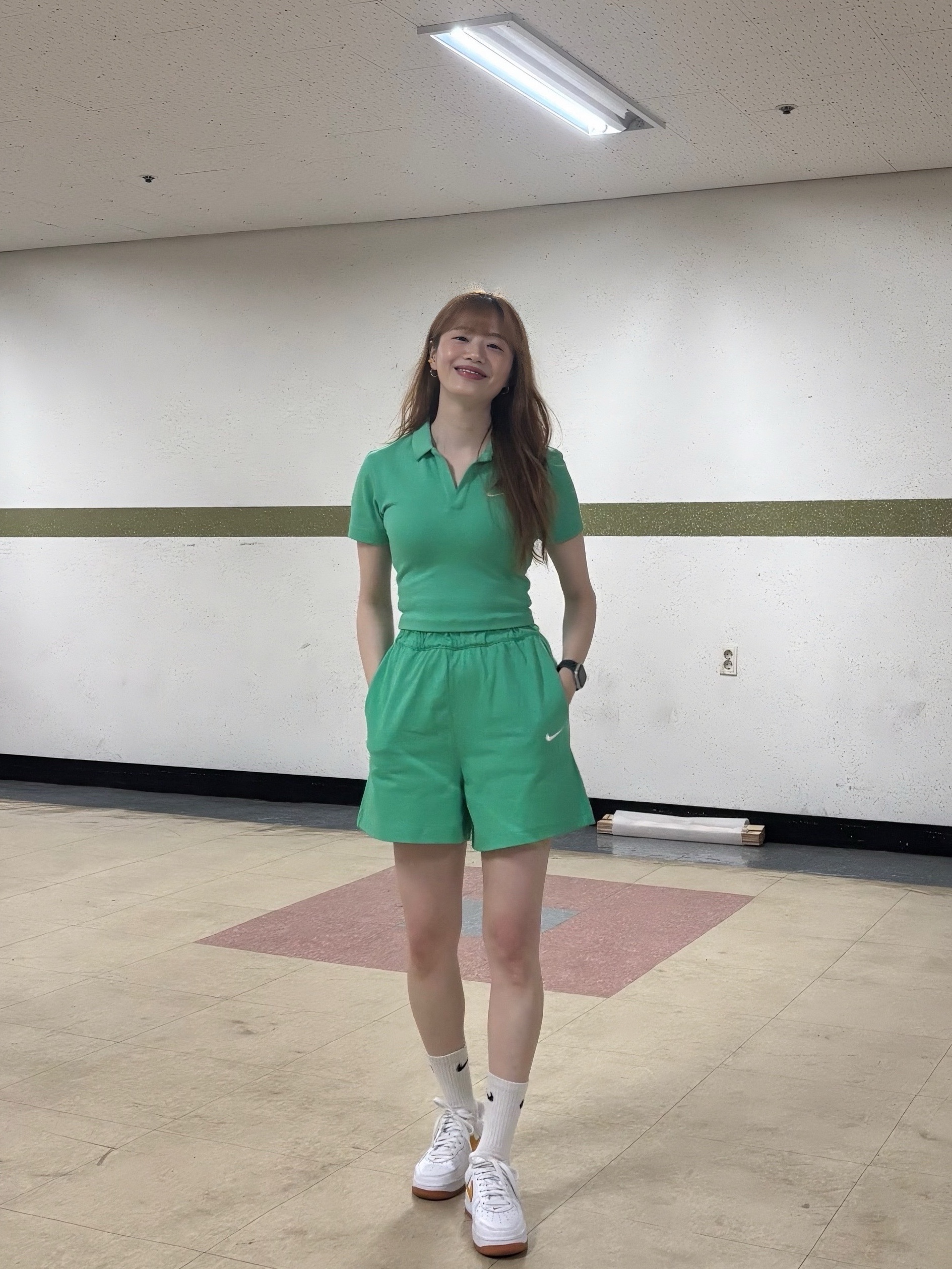 (W) Nike NSW Essential Short Sleeve Polo Top Spring Green - Asia, Nike Air Force 1 Low Retro QS University Gold 착용 스타일 - 2