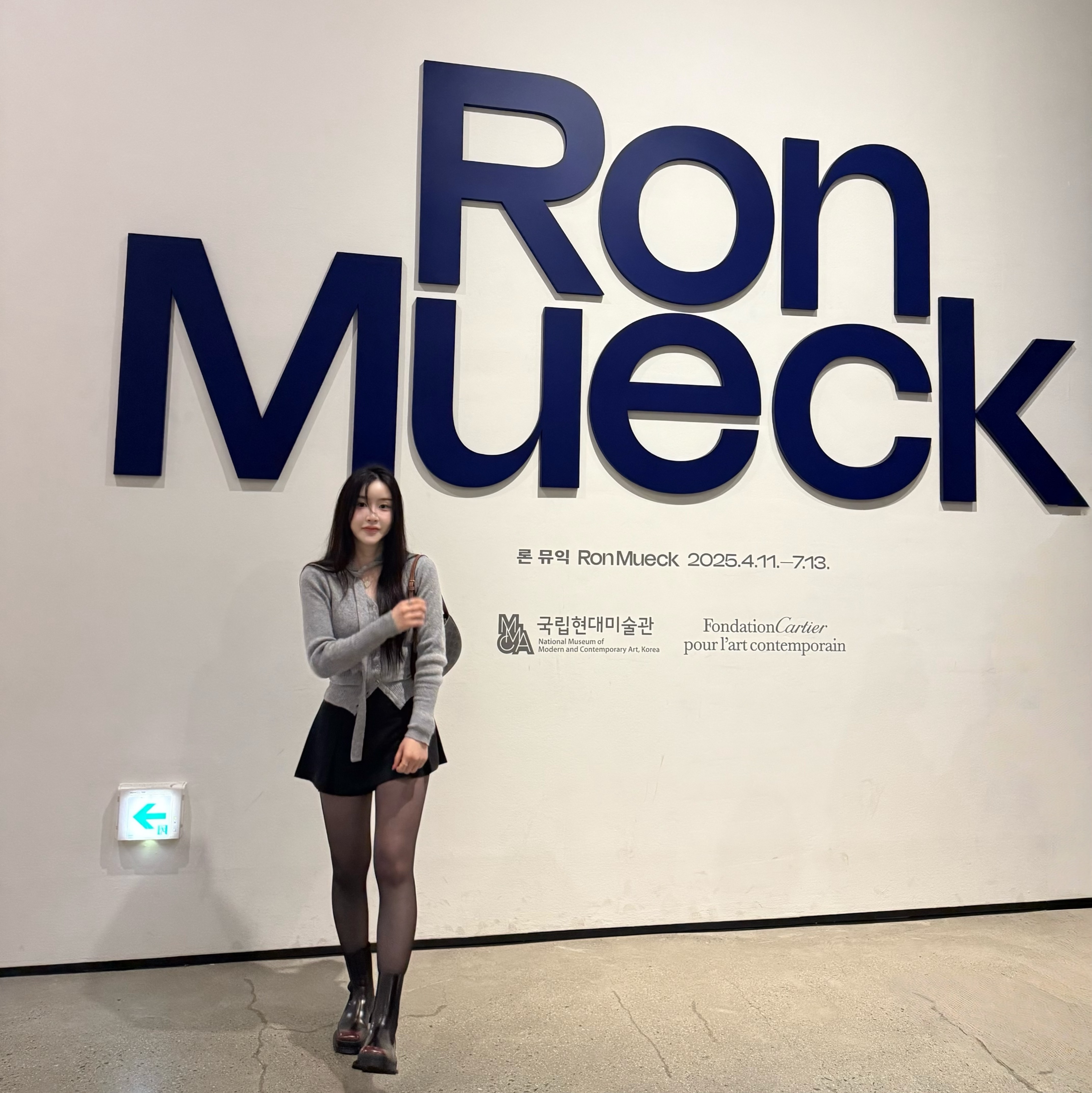 Celine Mini Ava in Triomphe Canvas and Calfskin Tan, Celine Medium Ava Chain in Smooth Calfskin Black 착용 스타일 - 1