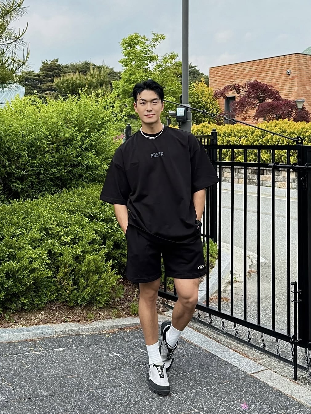 BORN TO WIN 85 Back Logo Extra Fit T-Shirts Black, BORN TO WIN Chrome B Half Pants_Short Ver Black 착용 스타일