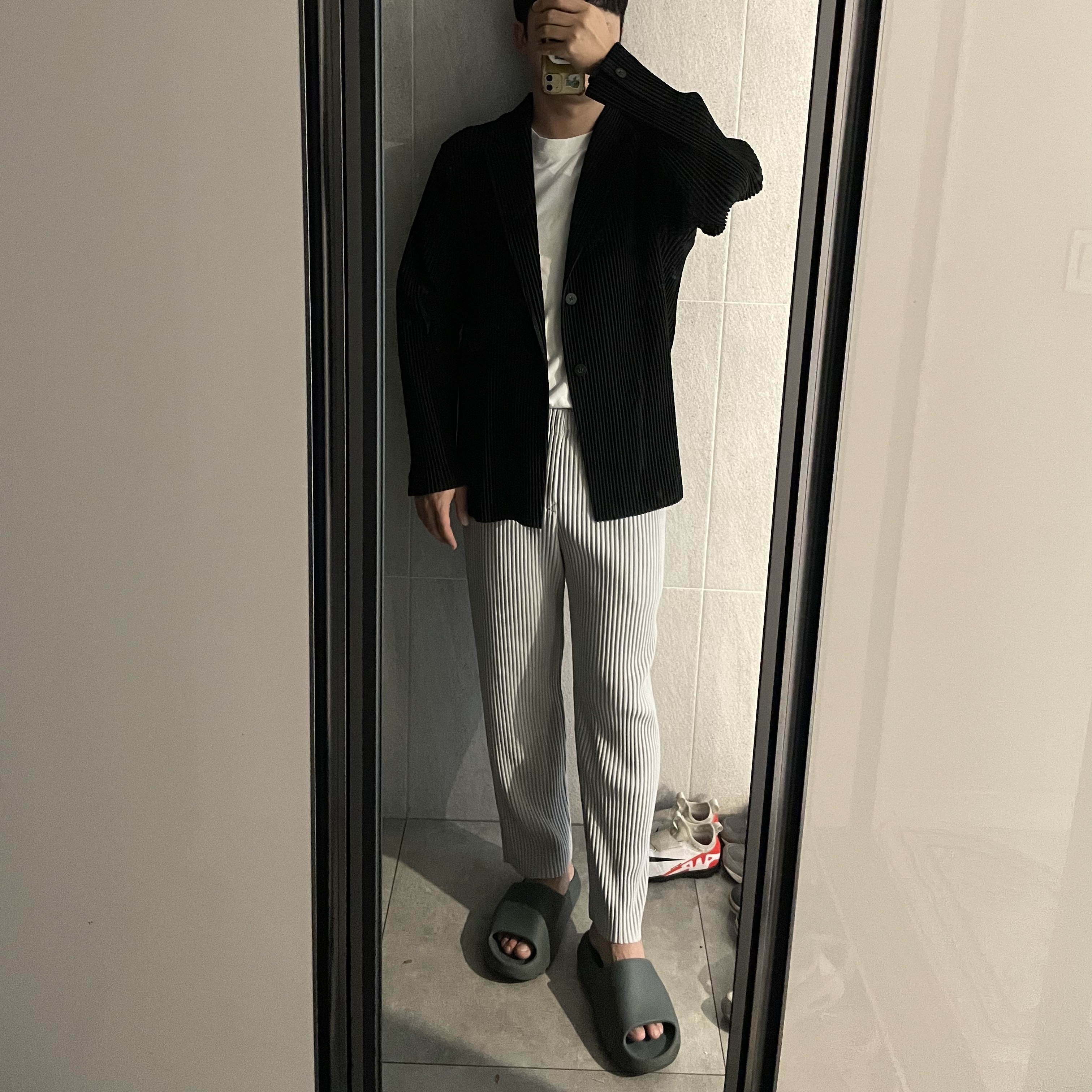 Adidas Yeezy Slide Slate Marine, Homme Plisse Issey Miyake Basics Straight Pants Light Gray 착용 스타일