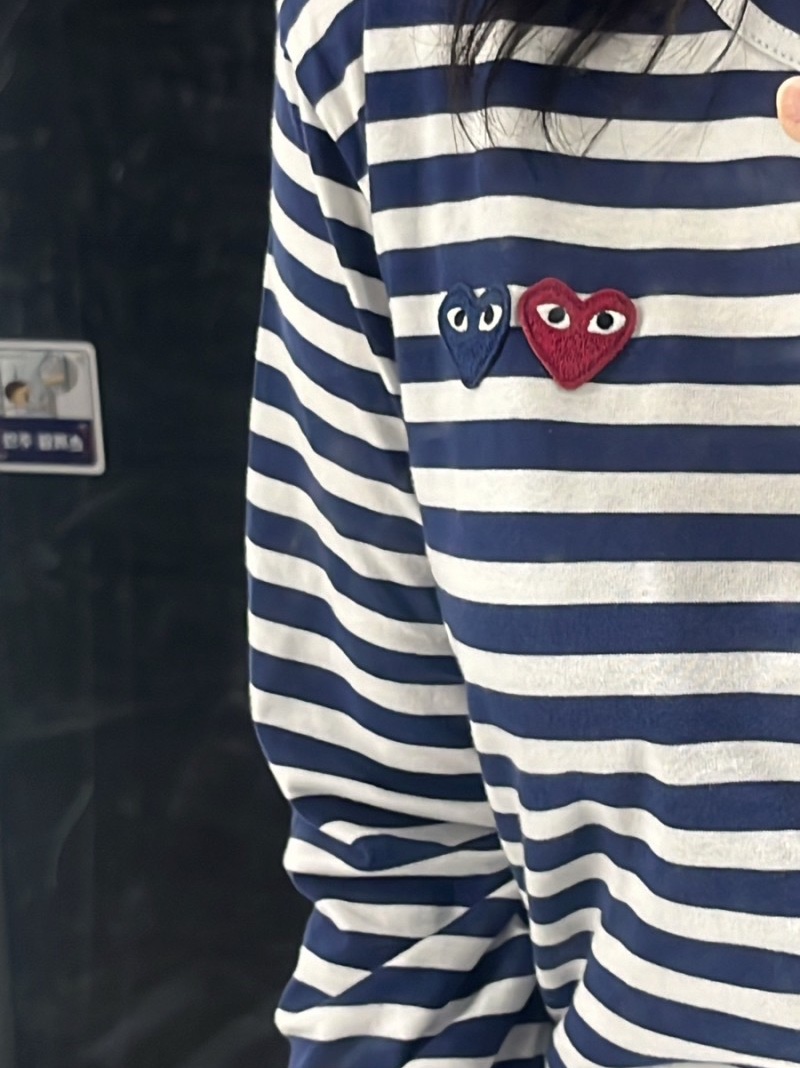 Play Comme des Garcons Double Heart Striped LS T-Shirt Navy White 착용 스타일 - 1