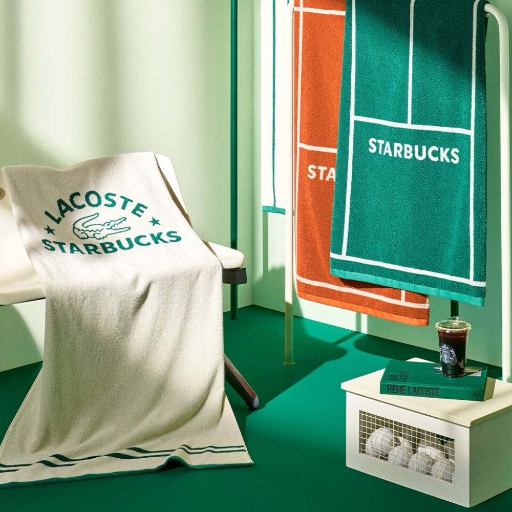 Starbucks  x Lacoste Wide Folding Chair Green, Starbucks x Lacoste Trent Towel Green 착용 스타일 - 4