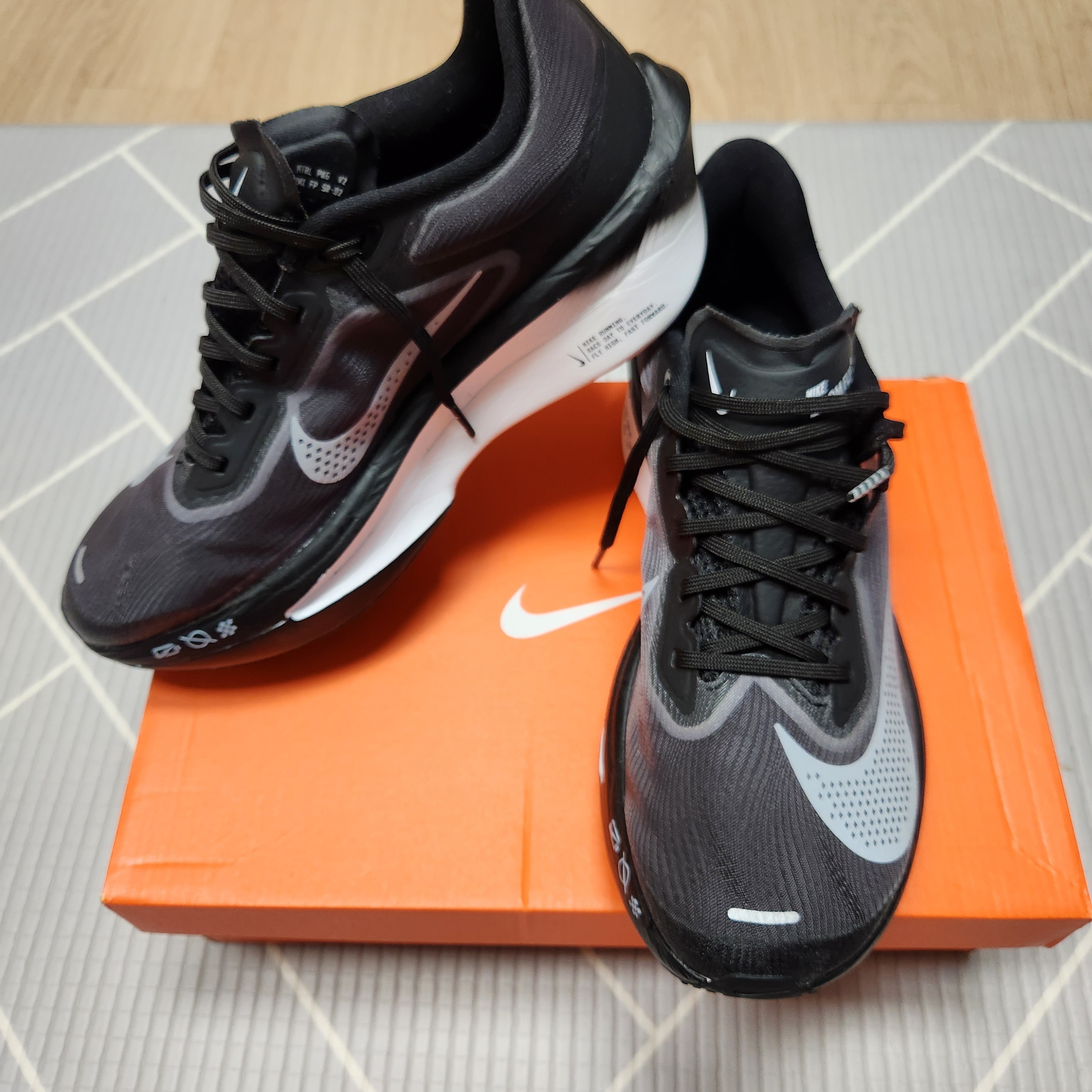 Nike Zoom Fly 6 Black Light Smoke Grey 착용 스타일