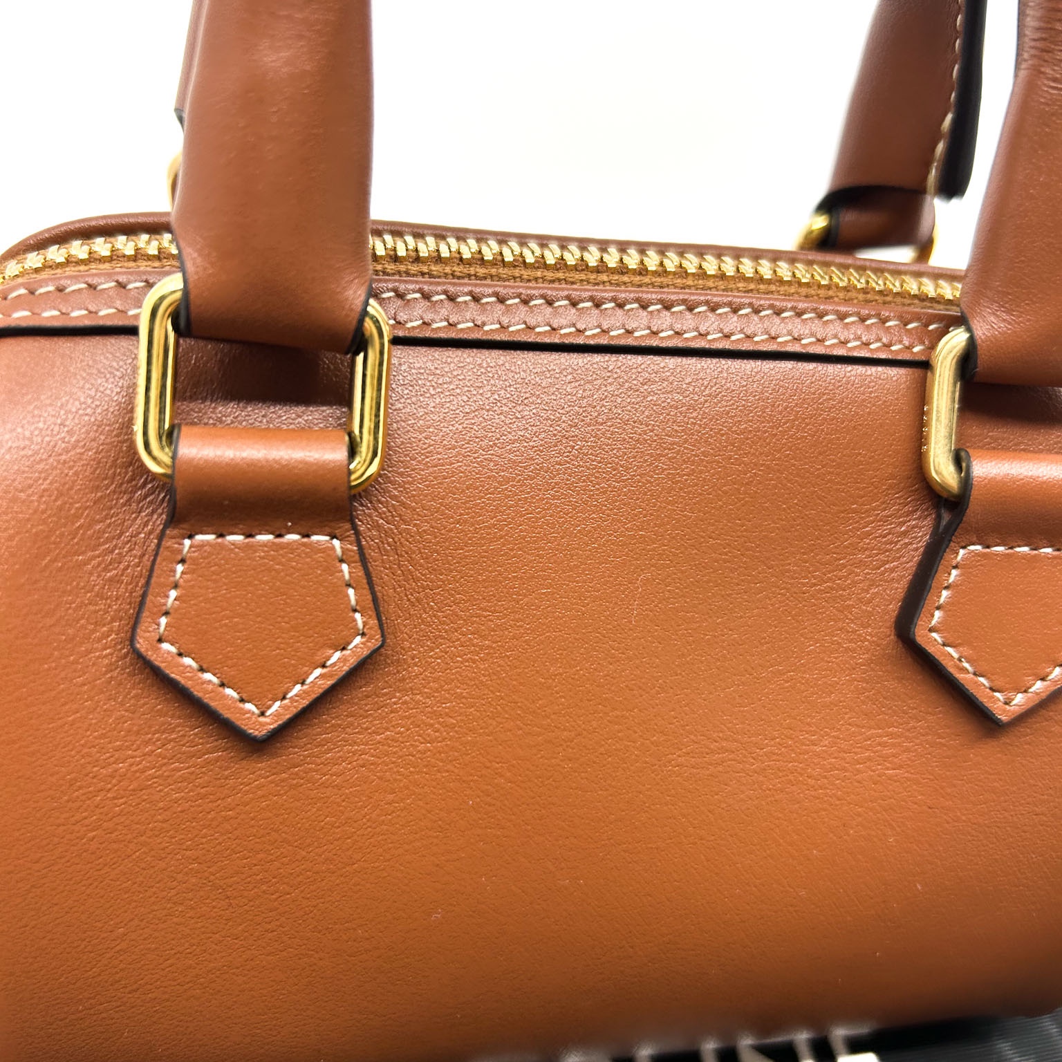 Celine Mini Boston in Smooth Calfskin Tan 착용 스타일 - 5