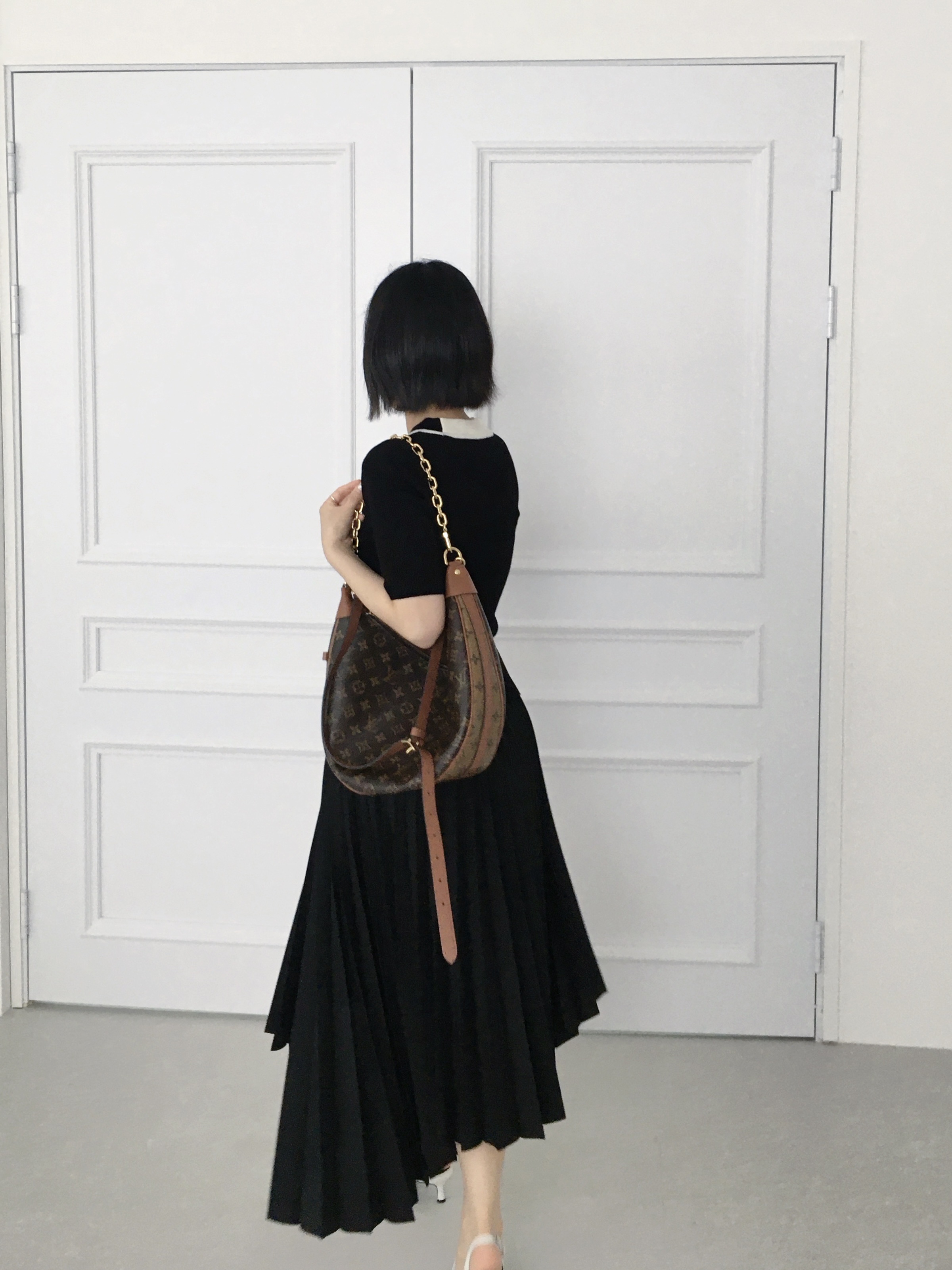 Louis Vuitton Loop Hobo Monogram 착용 스타일 - 1