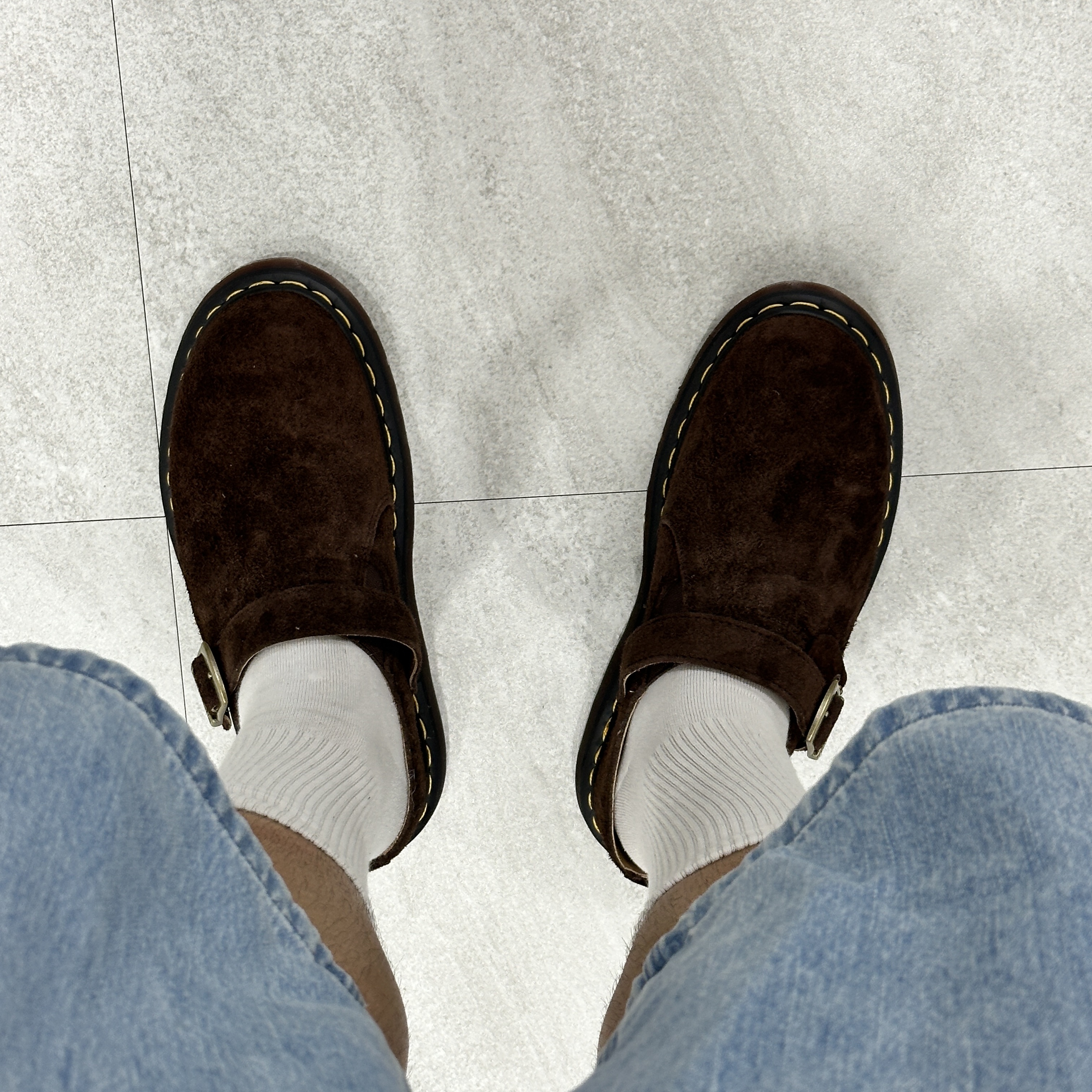 Dr. Martens Isham Desert Oasis Suede Mule Dark Brown 착용 스타일