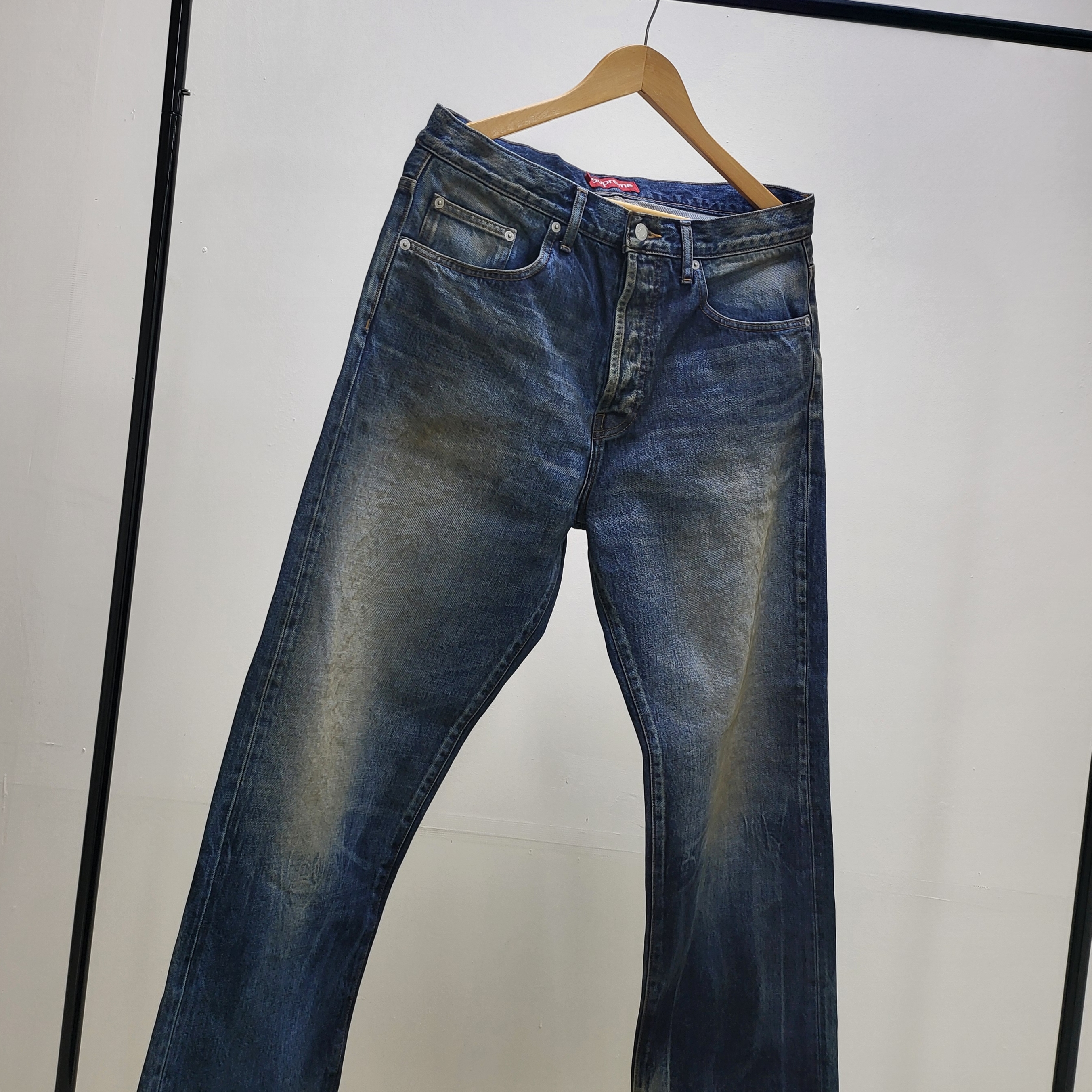 Supreme Distressed Loose Fit Selvedge Jean Washed Indigo - 25SS 착용 스타일