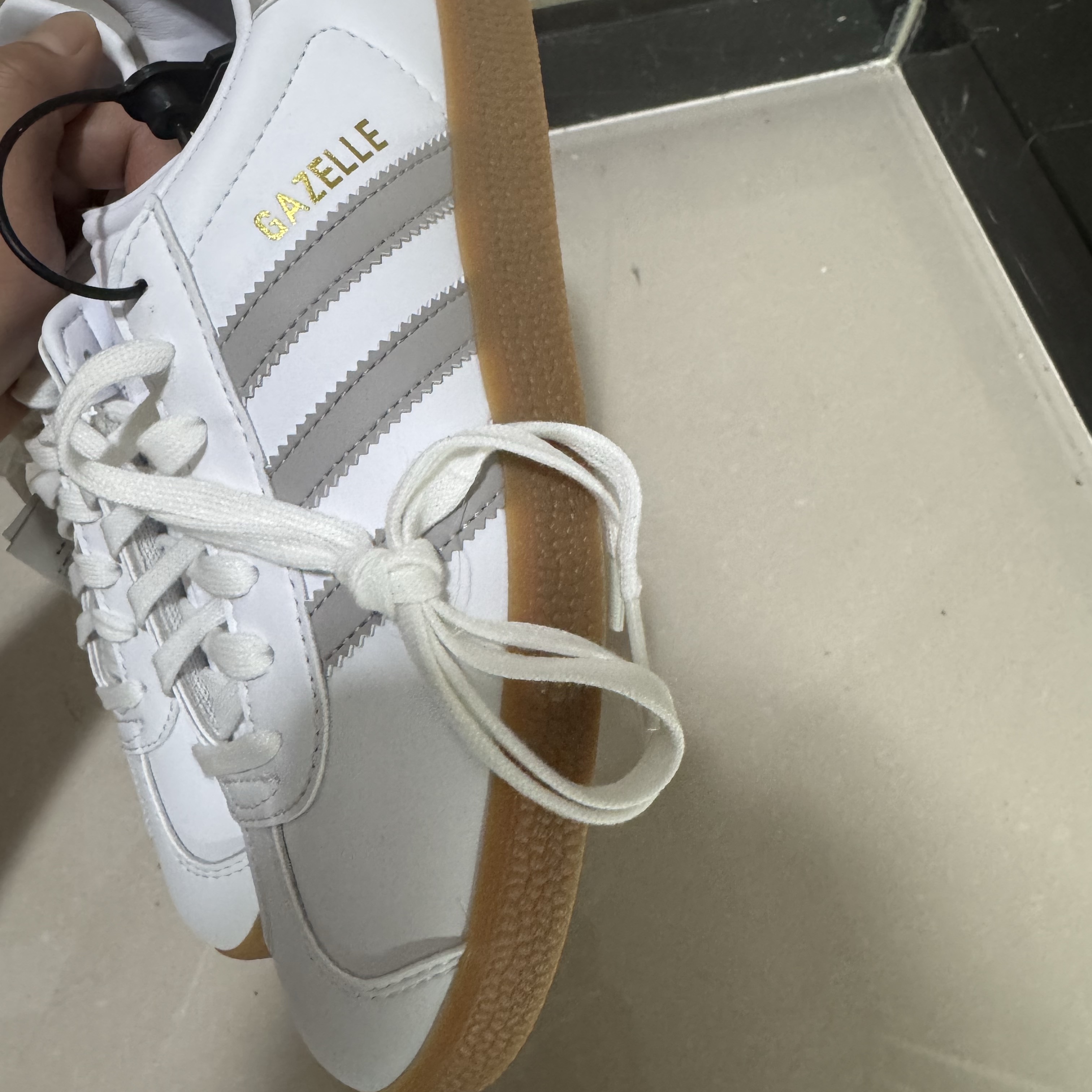 Adidas Gazelle White Grey 착용 스타일 - 1