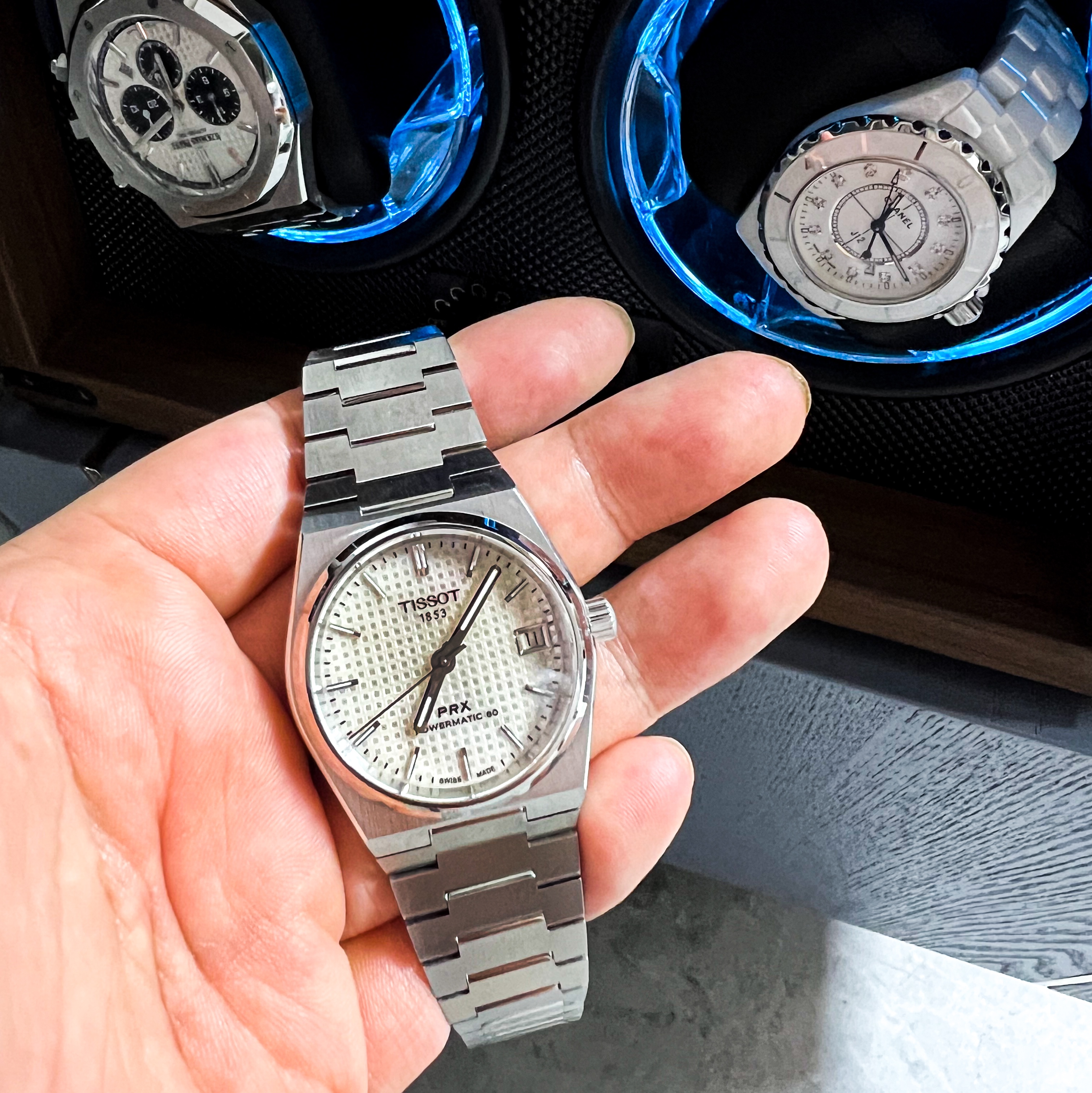 Tissot PRX Powermatic 80 35mm Steel Mother of Pearl, Chanel J12 Watch Caliber 12.1 38mm White Diamond Indicators 착용 스타일 - 1