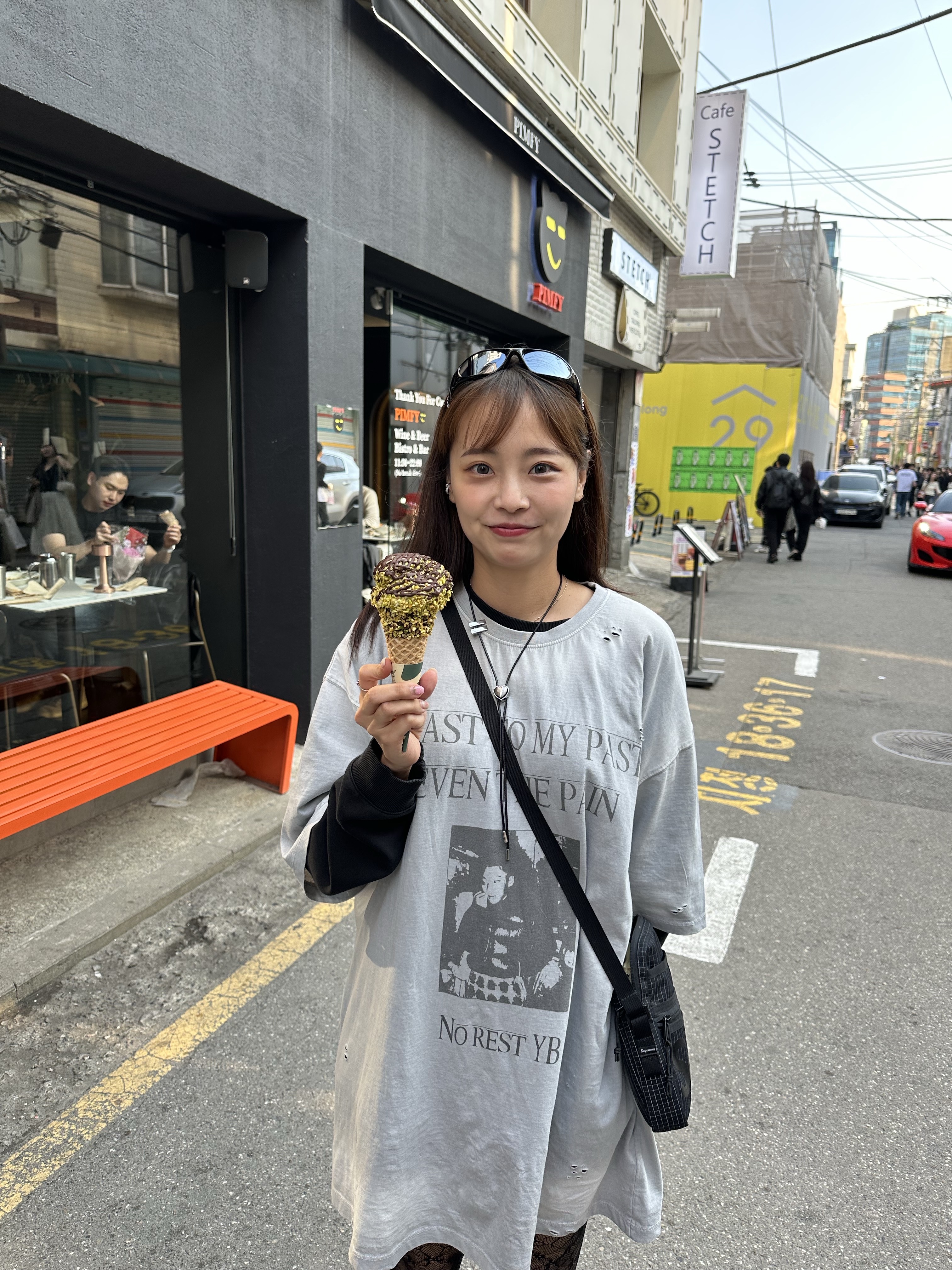 TOAST TO MY PAST YB VINTAGE T-SHIRT - LIGHT GRAY, Supreme Shoulder Bag Black - 24SS 착용 스타일 - 5