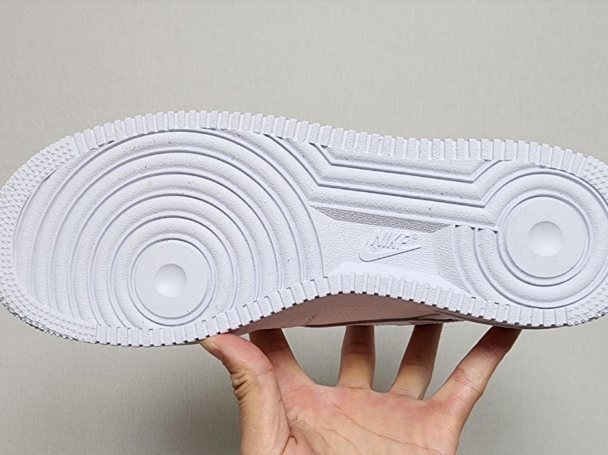 Nike Air Force 1 ’07 LX White 착용 스타일