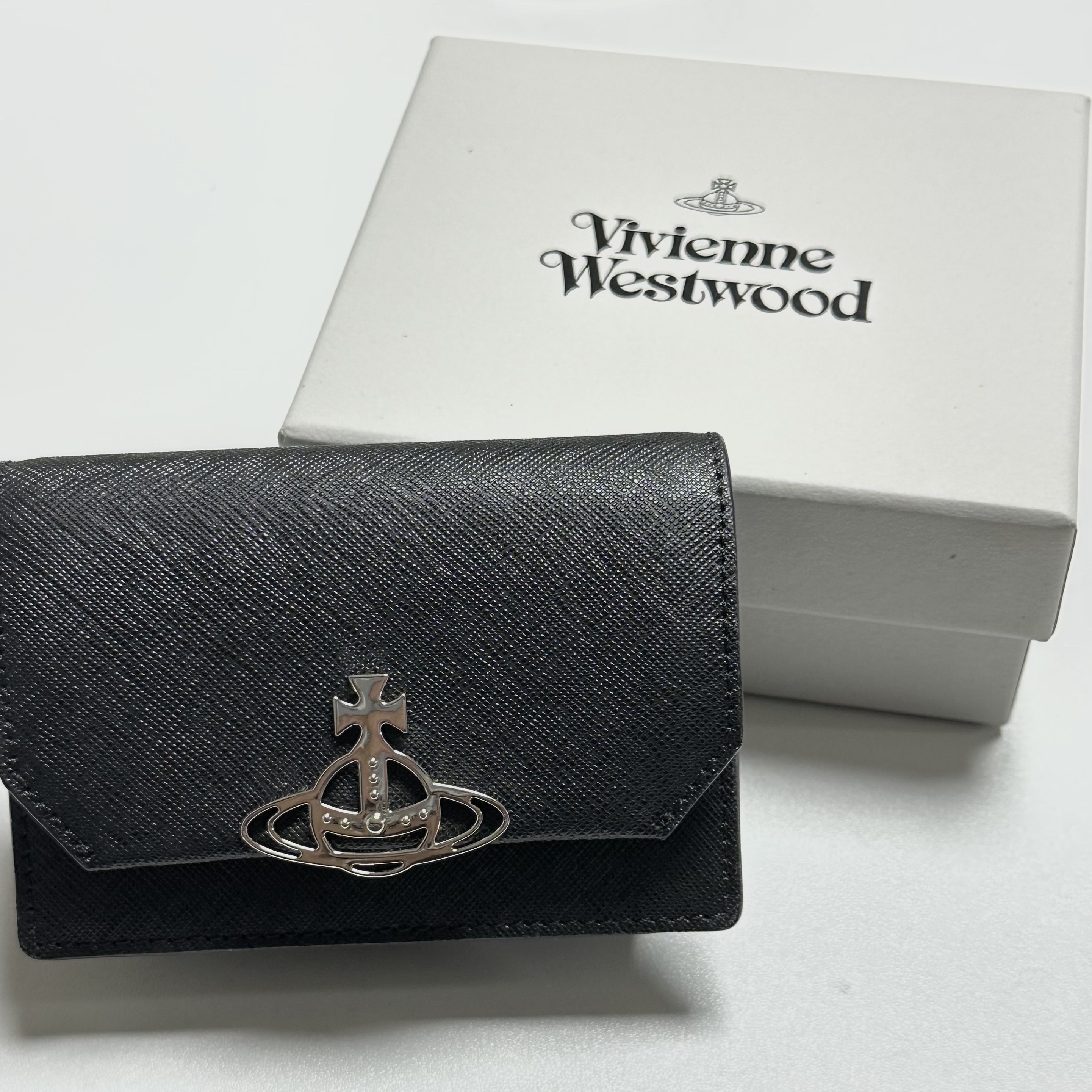 Vivienne Westwood Saffiano Cow Leather Card Holder Black 착용 스타일