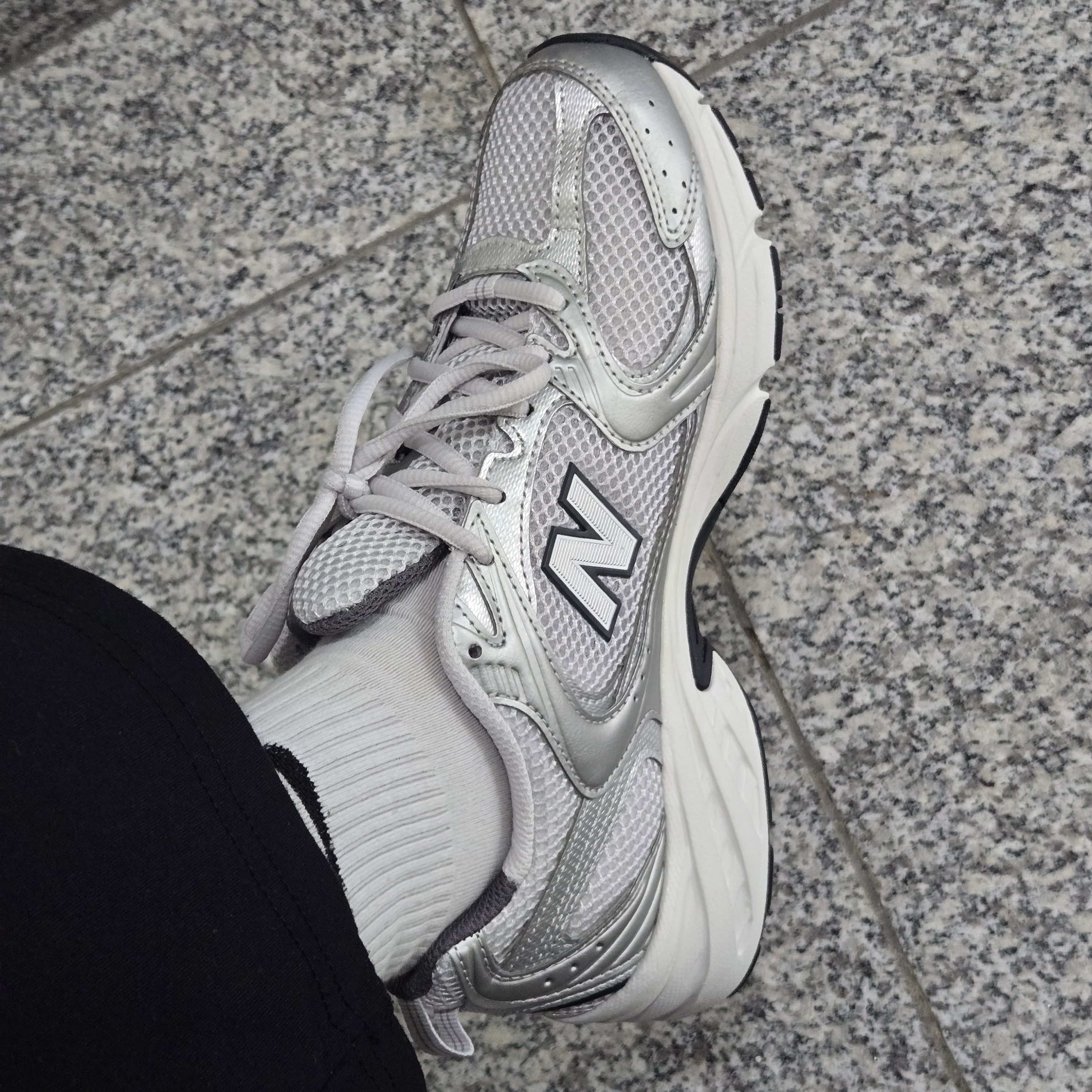 New Balance 530 Grey Matter Silver Metallic 착용 스타일