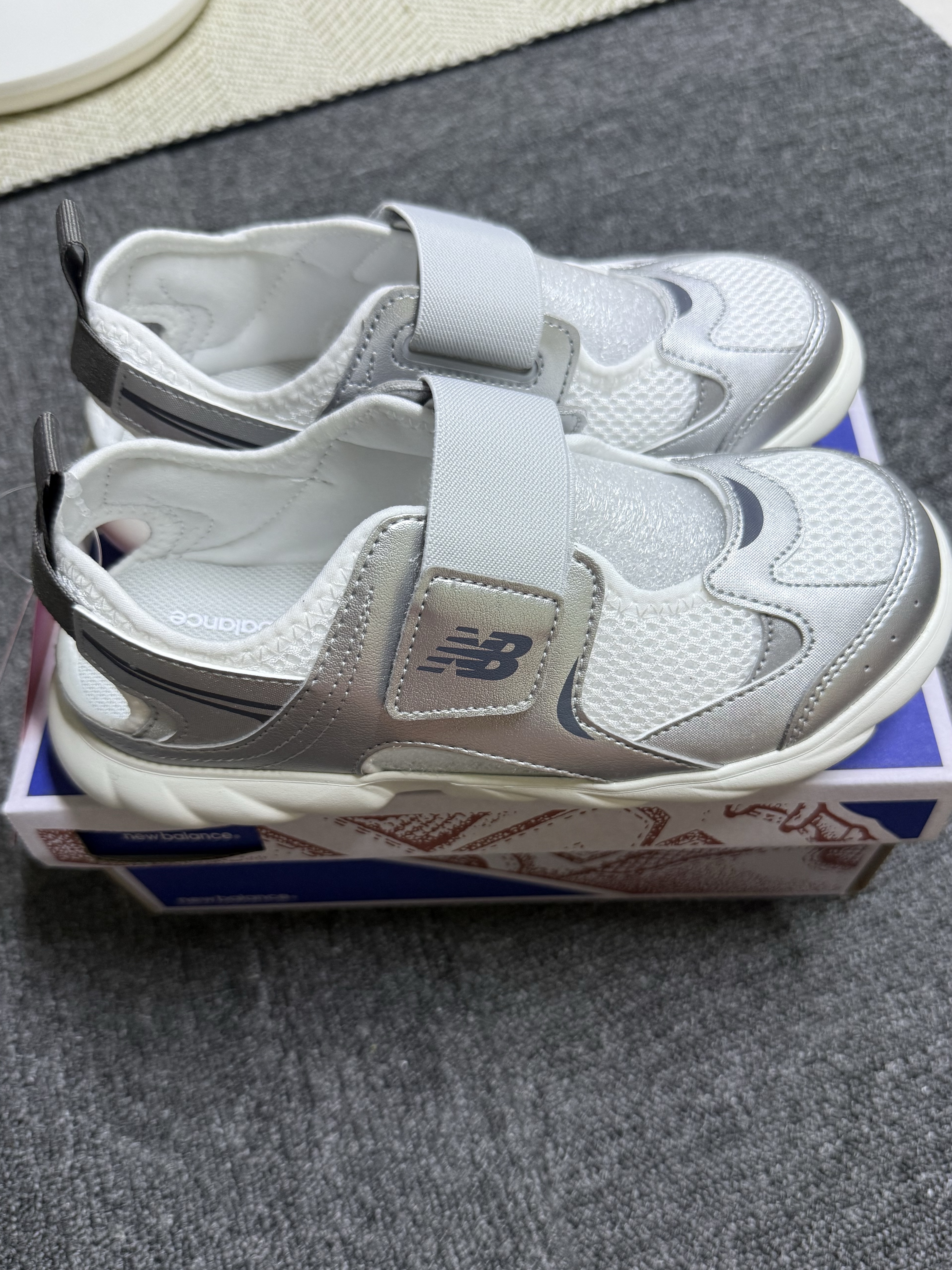 (Kids) New Balance Freedle 920 Sandal Silver 착용 스타일 - 2