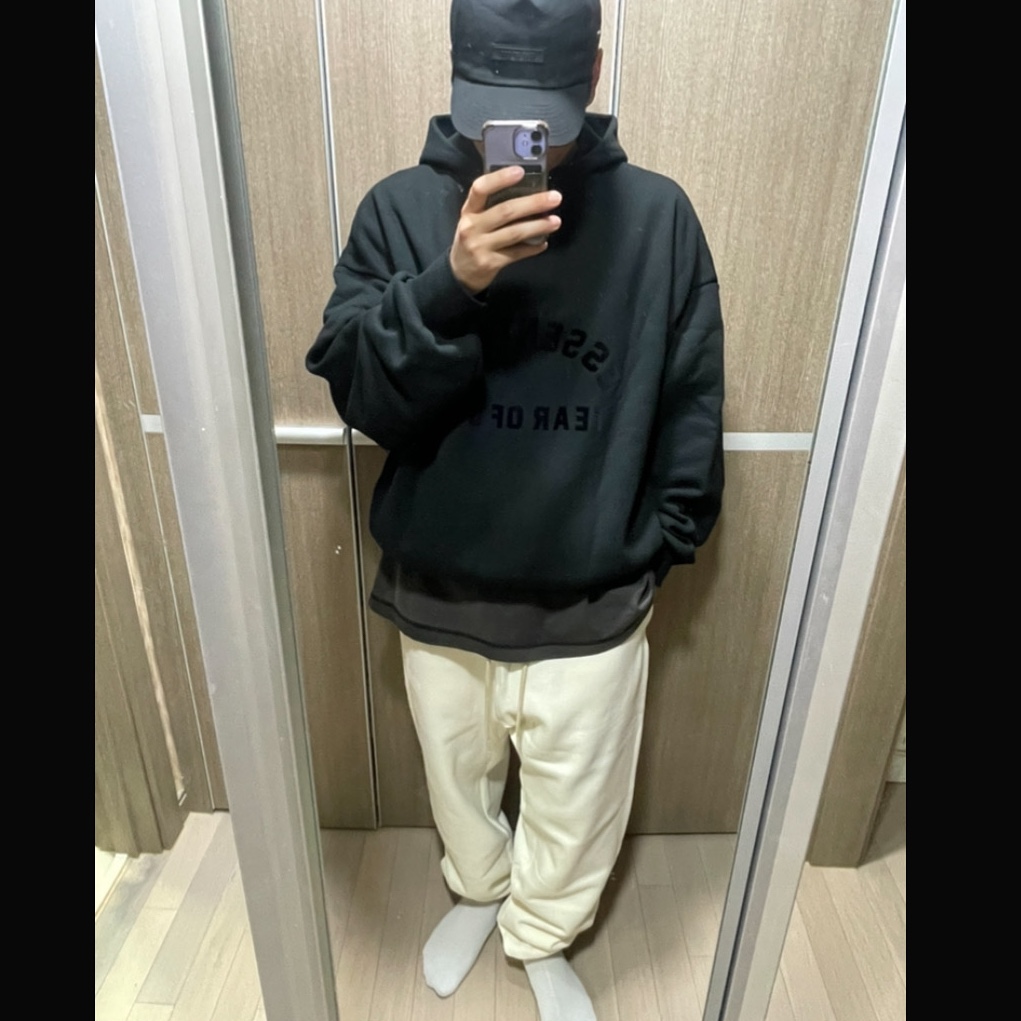 Essentials Baseball Cap Jet Black - 24SS, Essentials The Black Collection Hoodie Jet Black - 23SS 착용 스타일