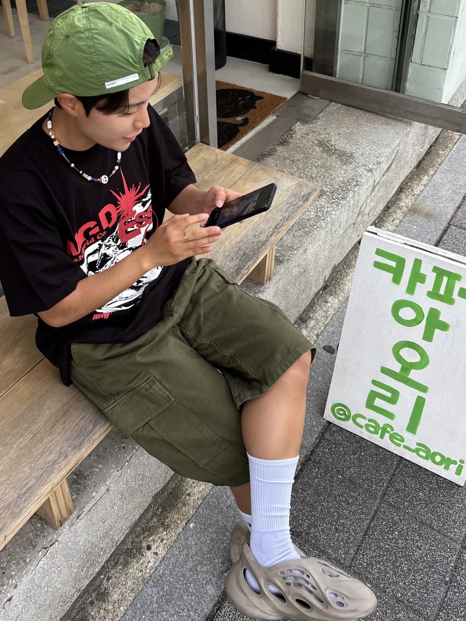 Adidas Yeezy Foam RNNR Stone Sage 착용 스타일