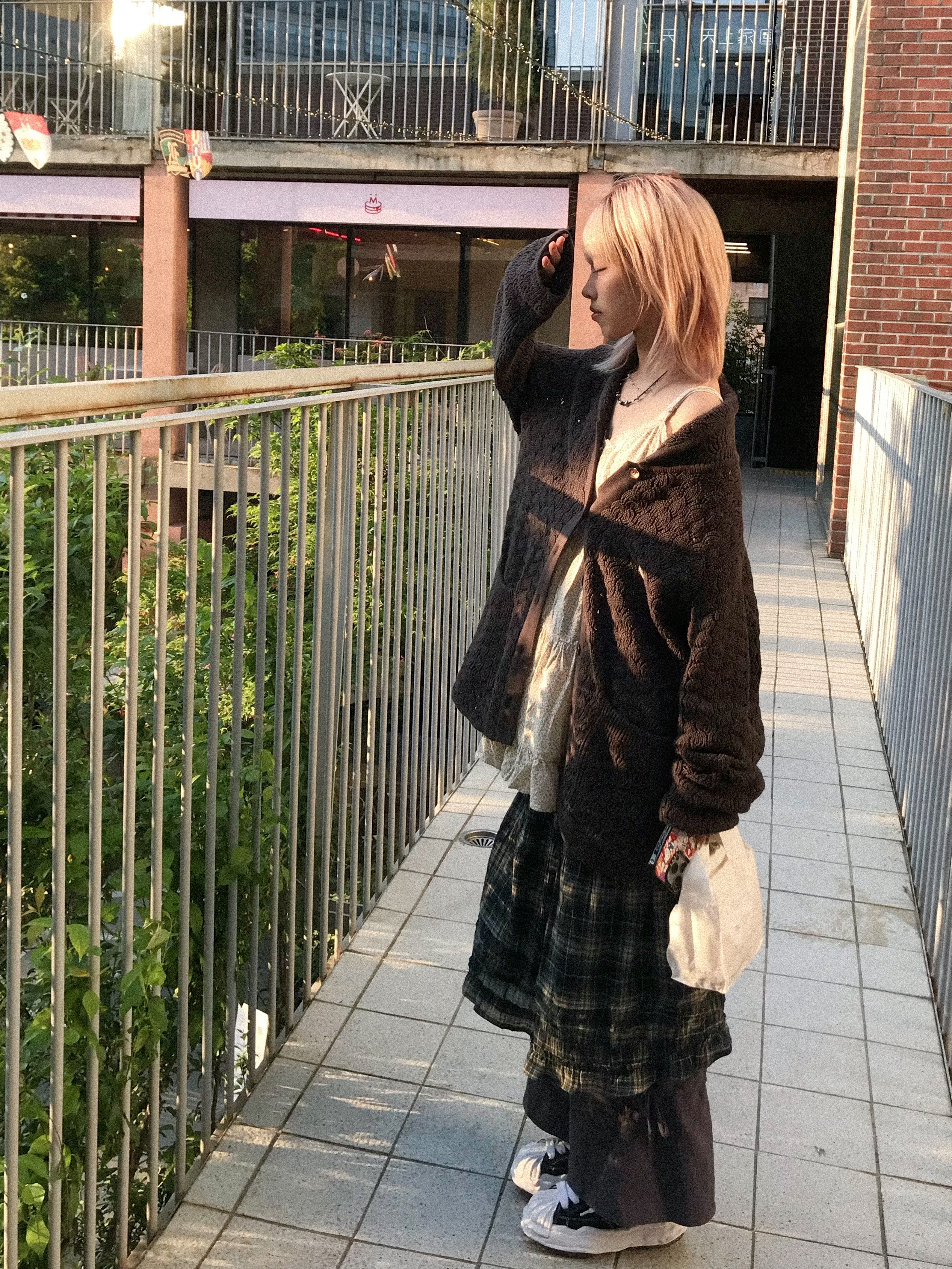 COYSEIO Shirring Midi Skirt Check, Maison Mihara Yasuhiro Blakey OG Sole Canvas Low-top Sneakers Black White 착용 스타일 - 3