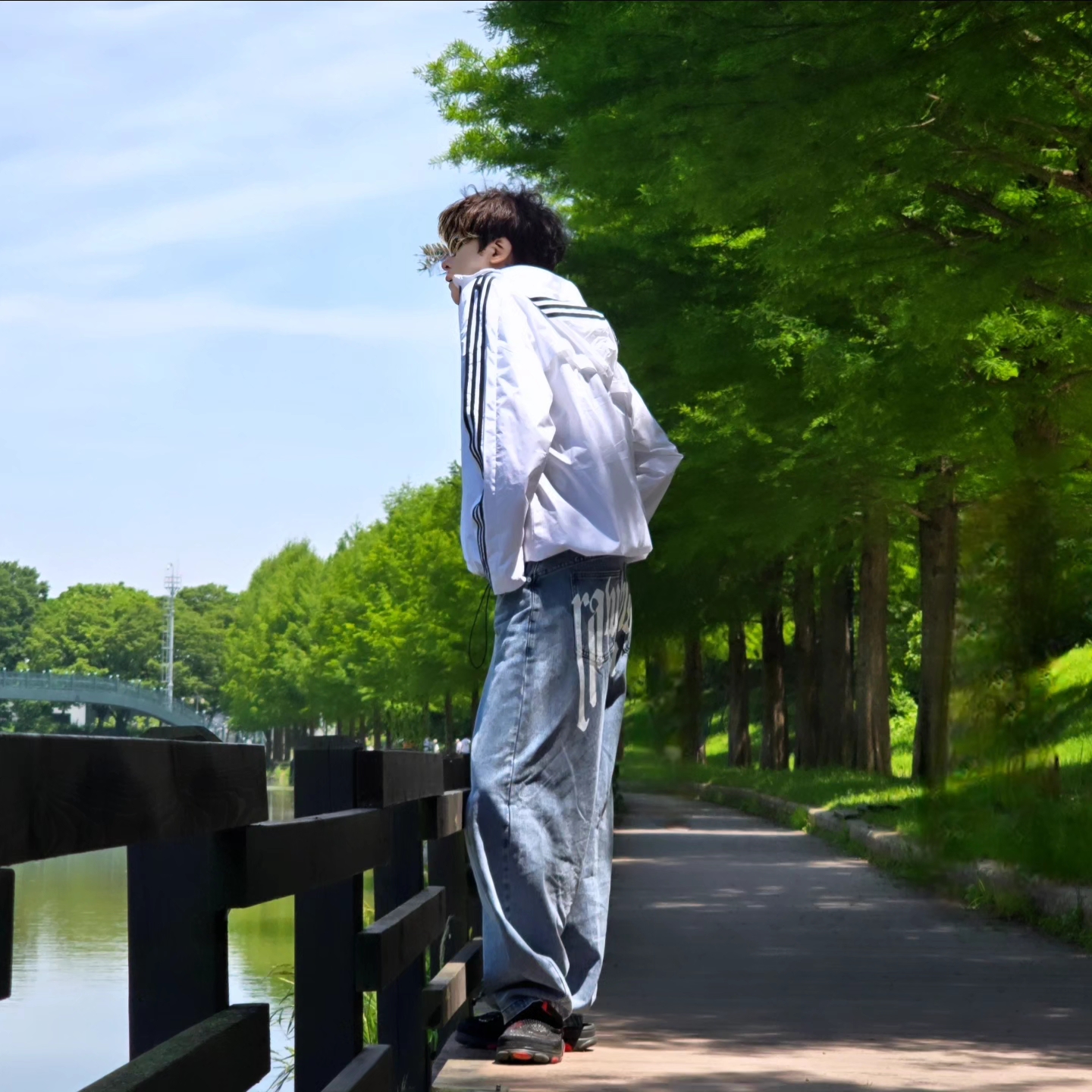 Adidas Essential 3S Woven Windbreaker Jacket White - KR Sizing, NOMANUAL Raw Vision Denim Pants White Blue 착용 스타일 - 7