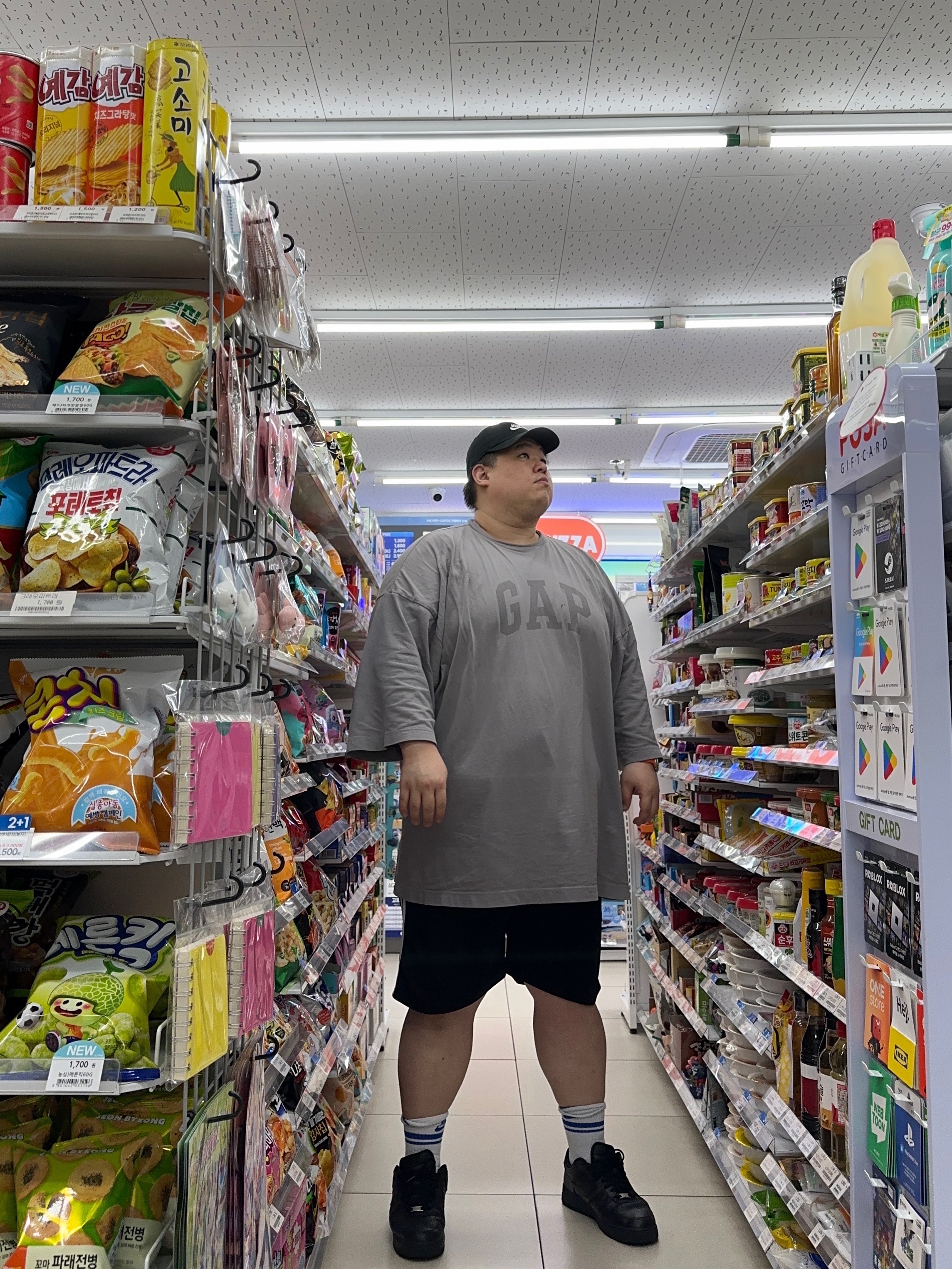 Yeezy Gap Engineered By Balenciaga Dove 3/4 Sleeve T-Shirt Grey, Nike Air Force 1 '07 Low Triple Black 착용 스타일
