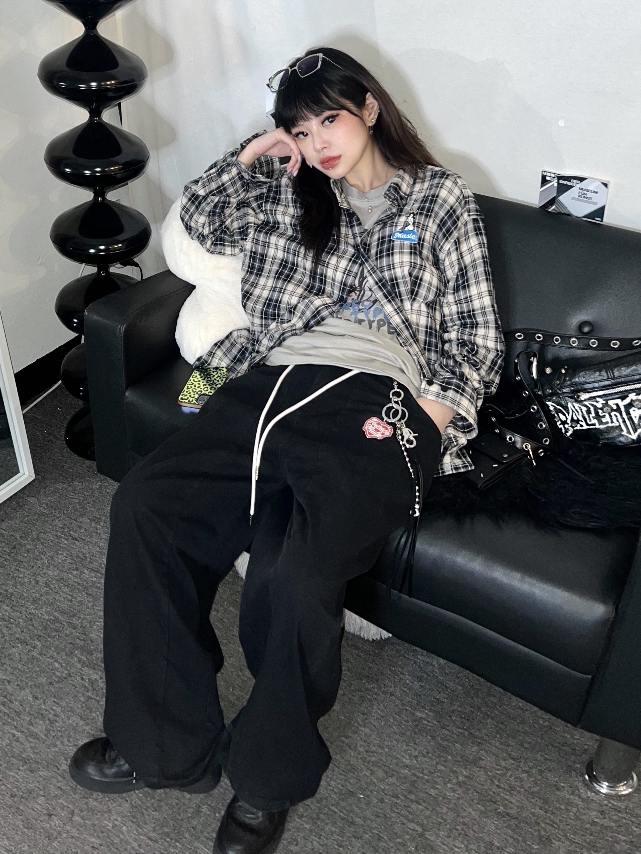 Balenciaga Le Cagole XS Flap Bag DIY Metalin Black, Maison Margiela Snap Closure Bi-Fold Wallet Black 착용 스타일