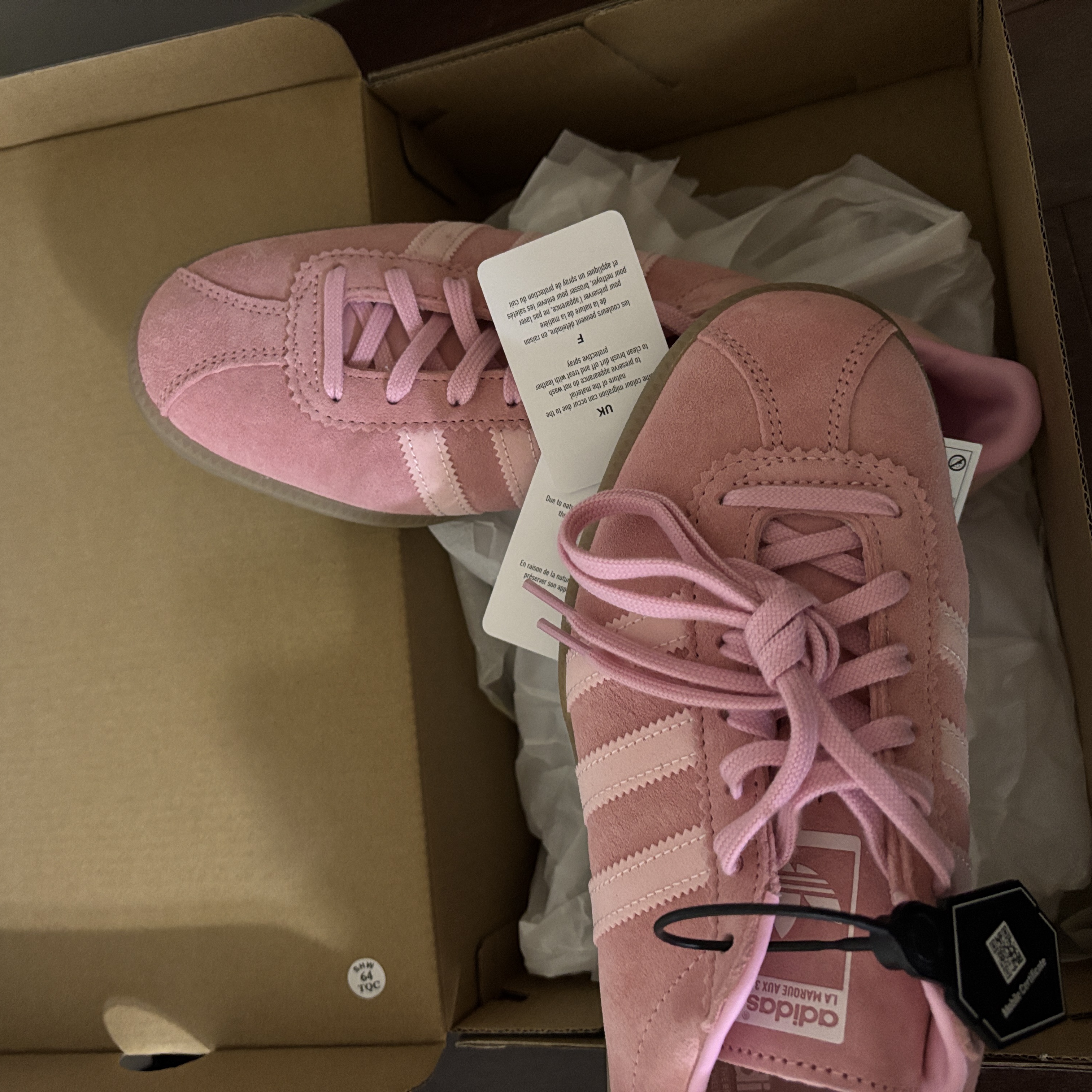 Adidas Bermuda Glow Pink 착용 스타일