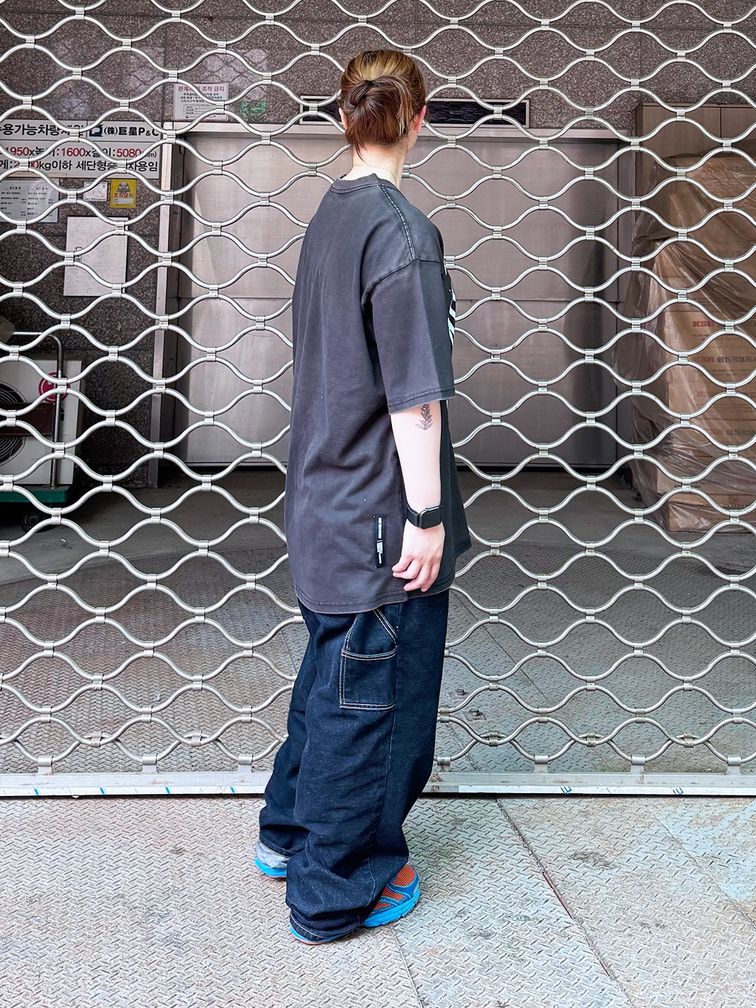 QT8 GARMENTS Bones AQ Washed Tee Black, QT8 GARMENTS Raw Denim Carpenter Pants Deep Blue 착용 스타일 - 3