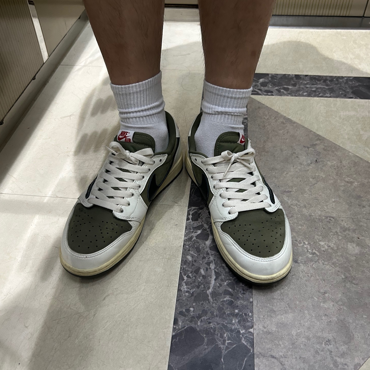Jordan 1 x Travis Scott Retro Low OG SP Reverse Olive 착용 스타일 - 1