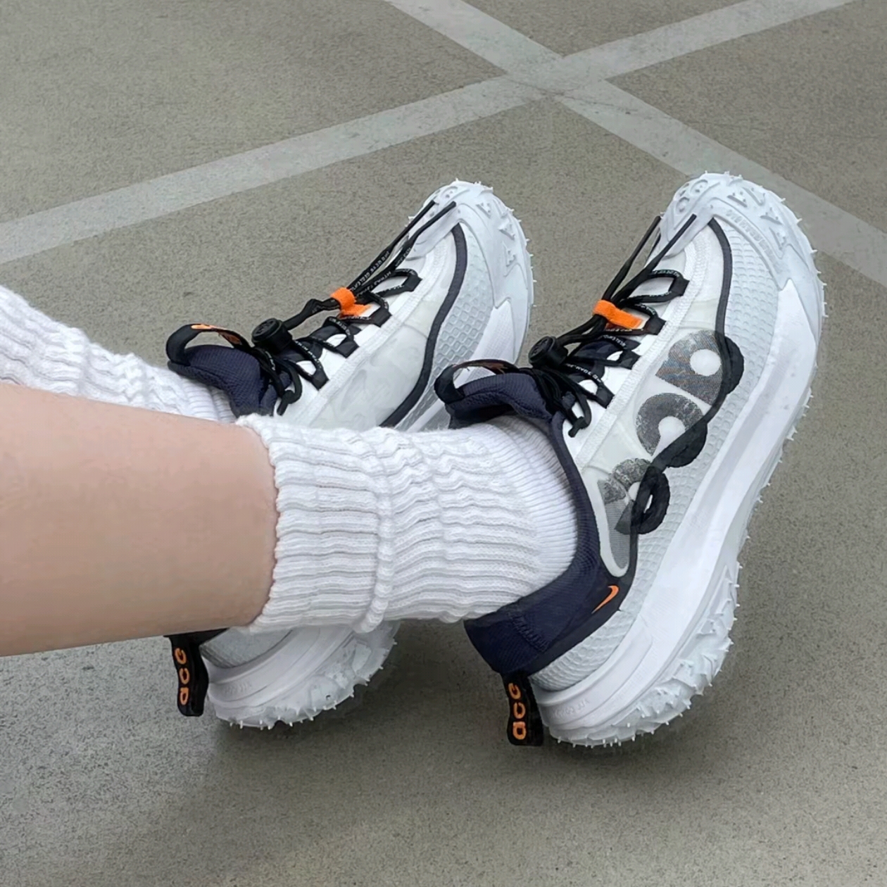 Nike ACG Mountain Fly 2 Low Summit White and Bright Mandarin 착용 스타일 - 2