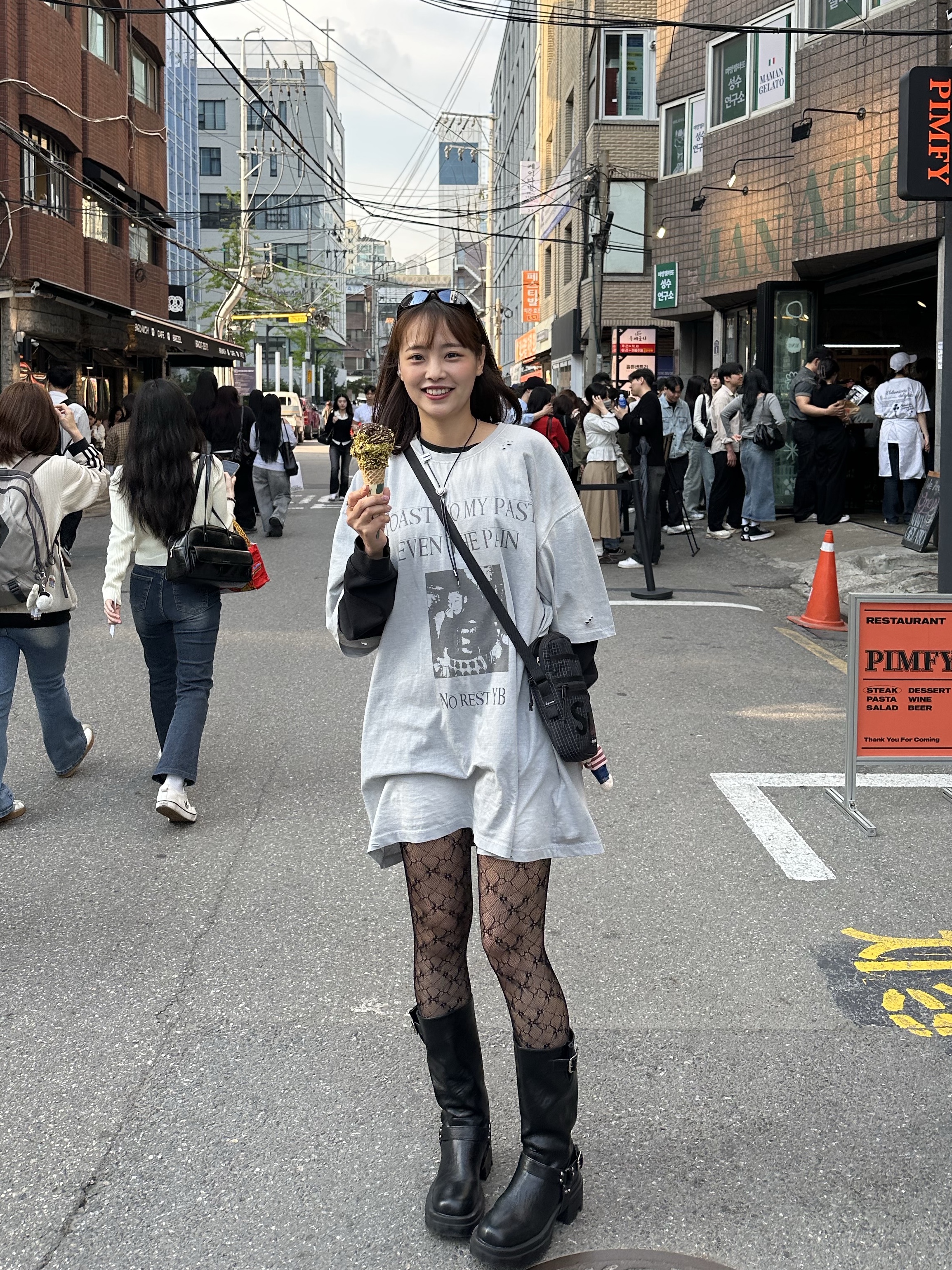 TOAST TO MY PAST YB VINTAGE T-SHIRT - LIGHT GRAY, Supreme Shoulder Bag Black - 24SS 착용 스타일 - 2