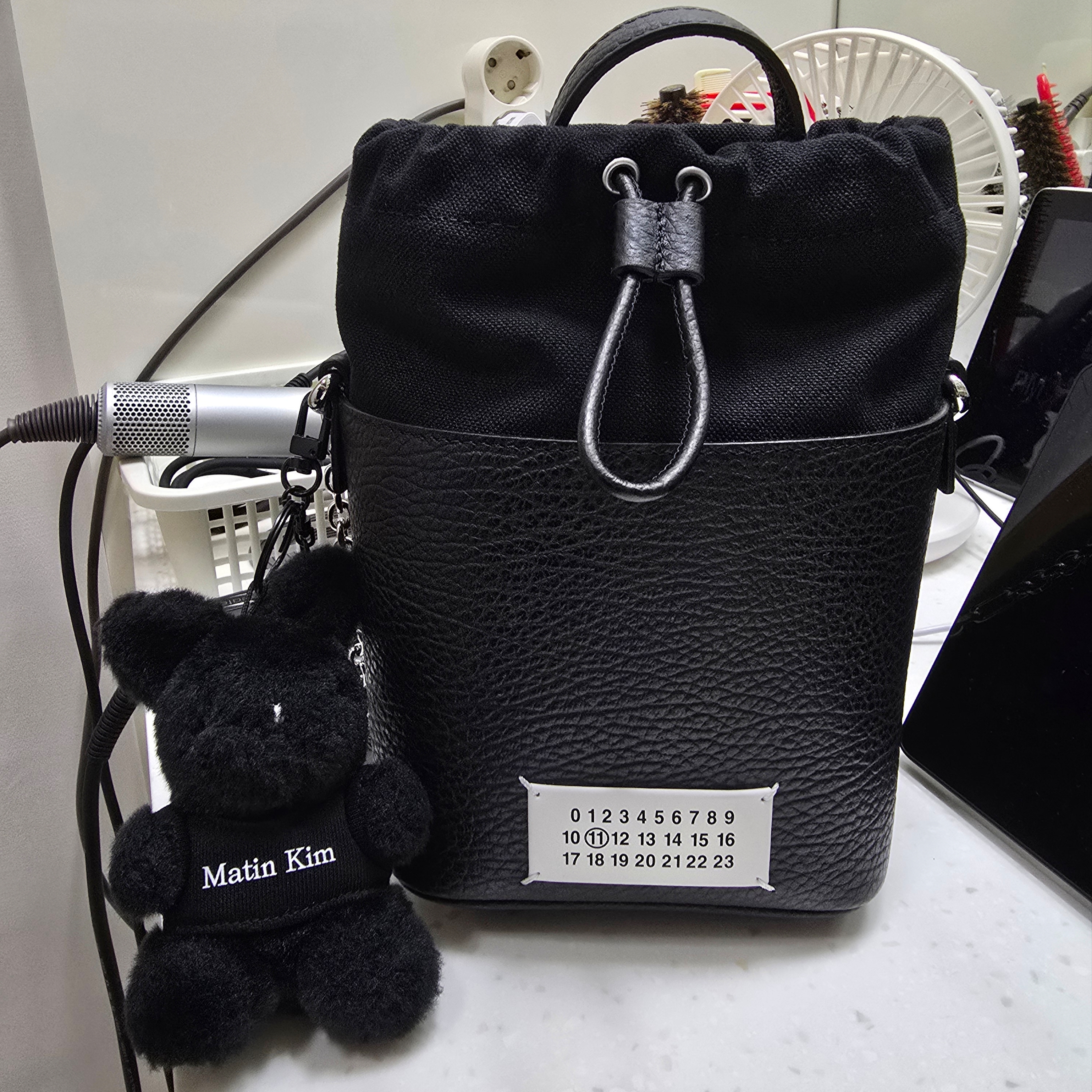 Maison Margiela 5AC Bucket Bag Black 착용 스타일