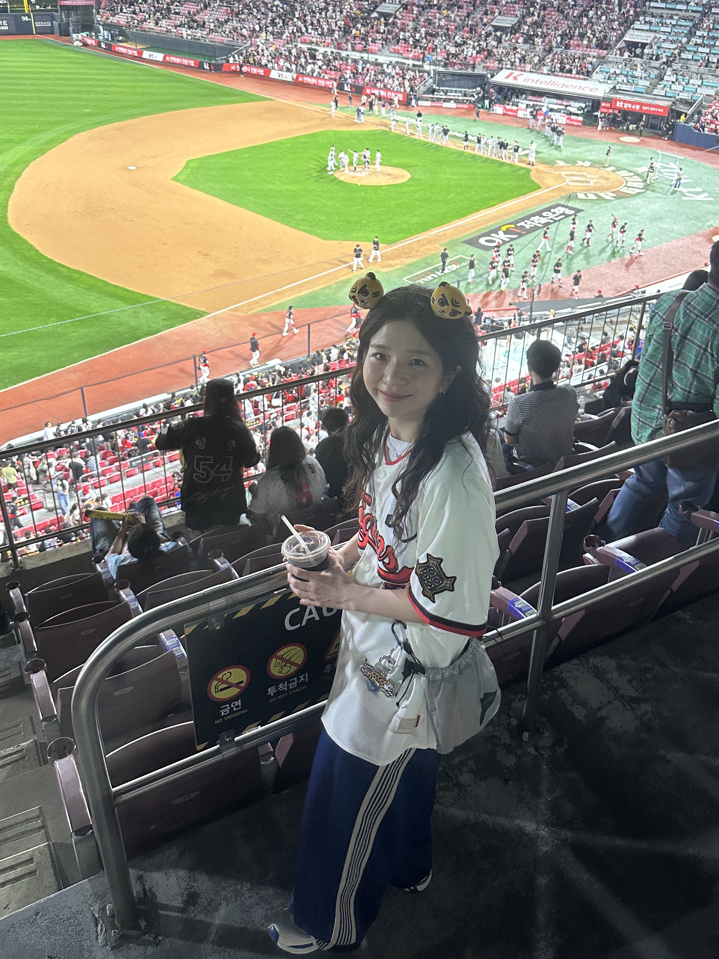 Kia Tigers KBO Kim Do Young 31st Cycling Hit Anniversary Uniform White, Needles H.D. Track Pants Poly Smooth Royal 착용 스타일