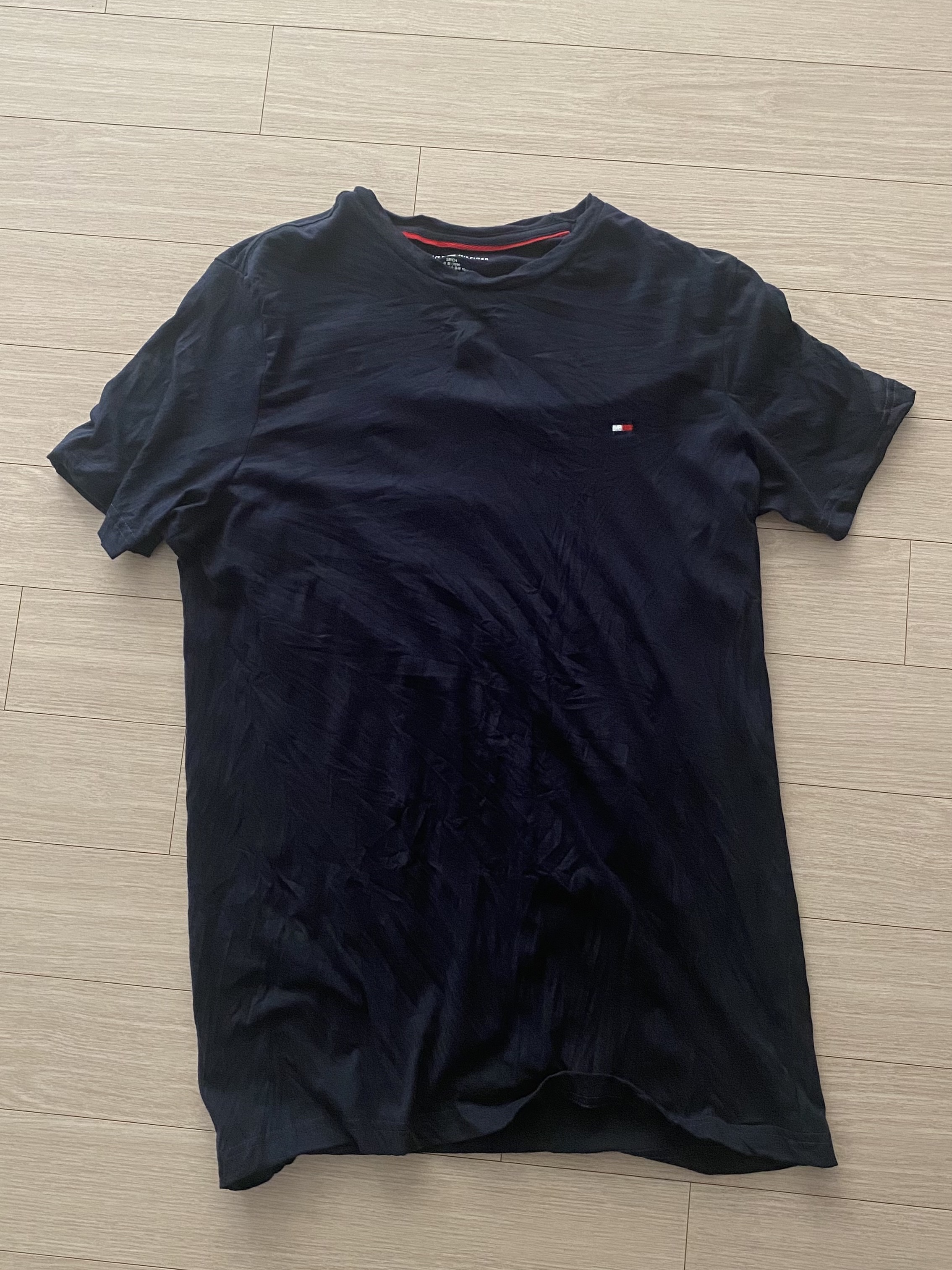 Tommy Hilfiger Core Flag Crew Neck T-Shirt Dark Navy 착용 스타일