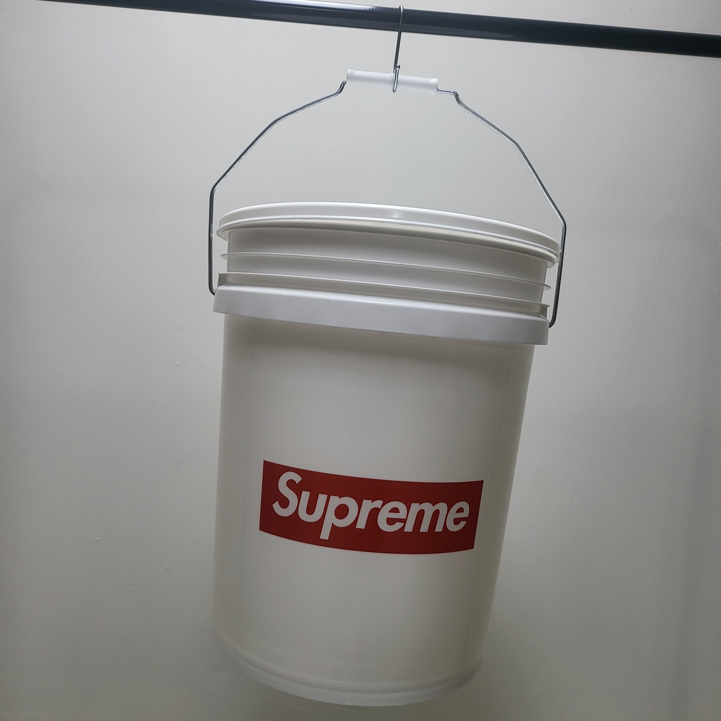 Supreme x Leaktite 5-Gallon Bucket White - 24SS 착용 스타일